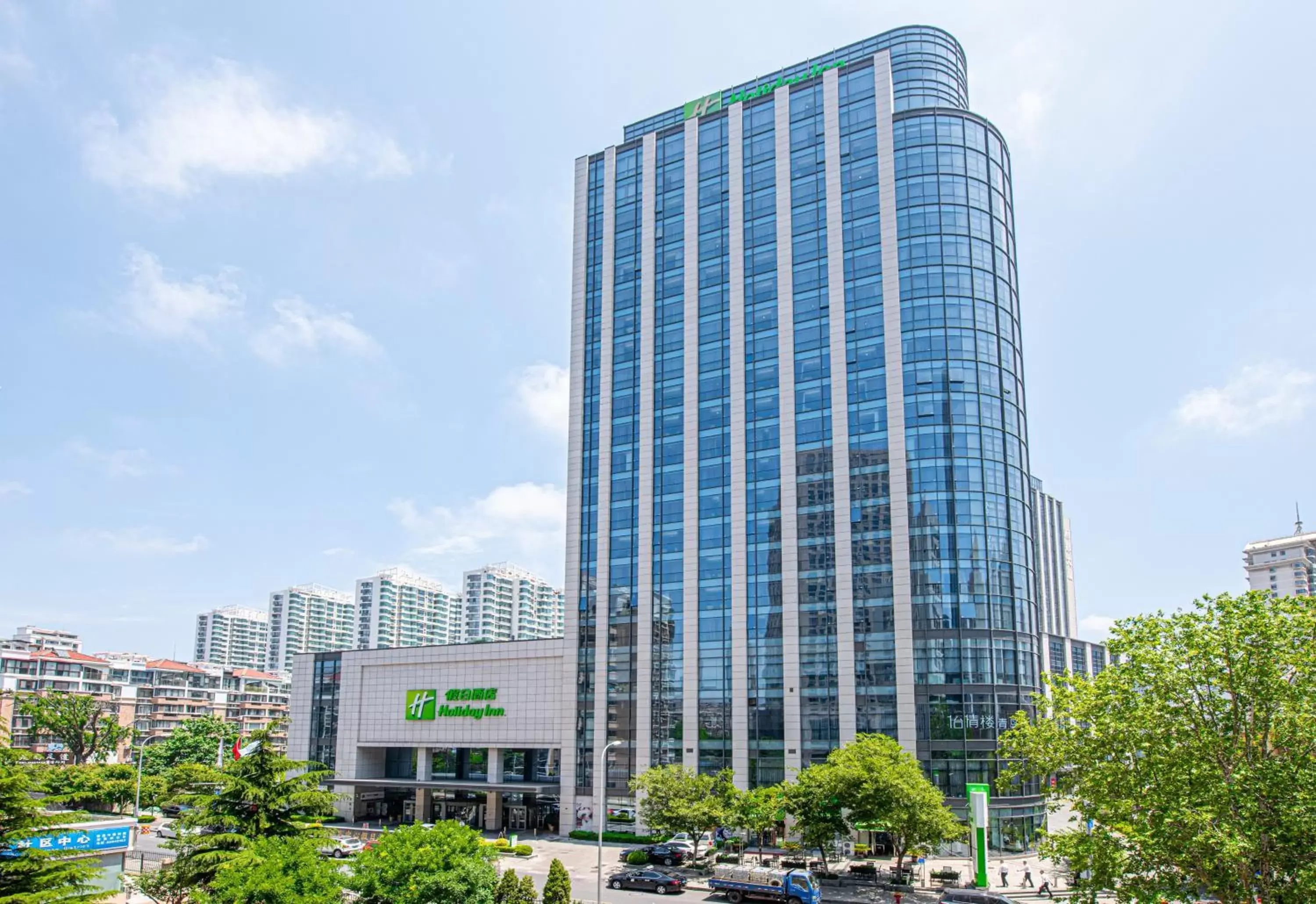 Property Building in Holiday Inn Qingdao City Center, an IHG Hotel - Shopping MALL