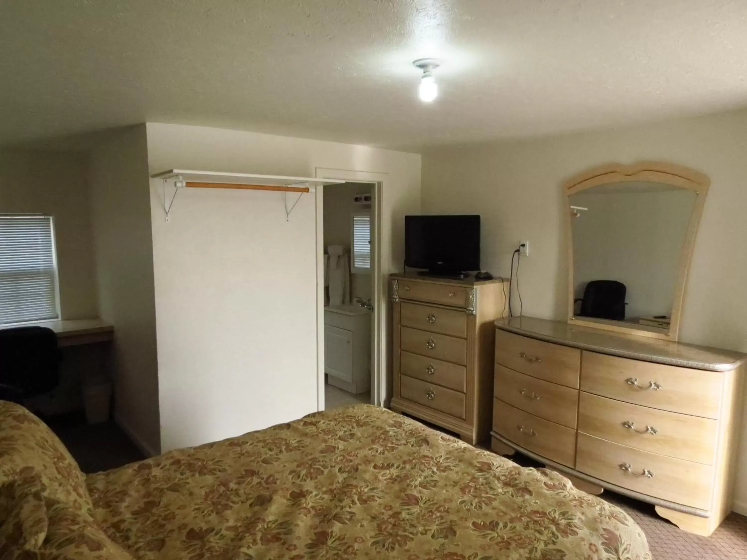 Bed, TV/Entertainment Center in Best Inn Motel Salina