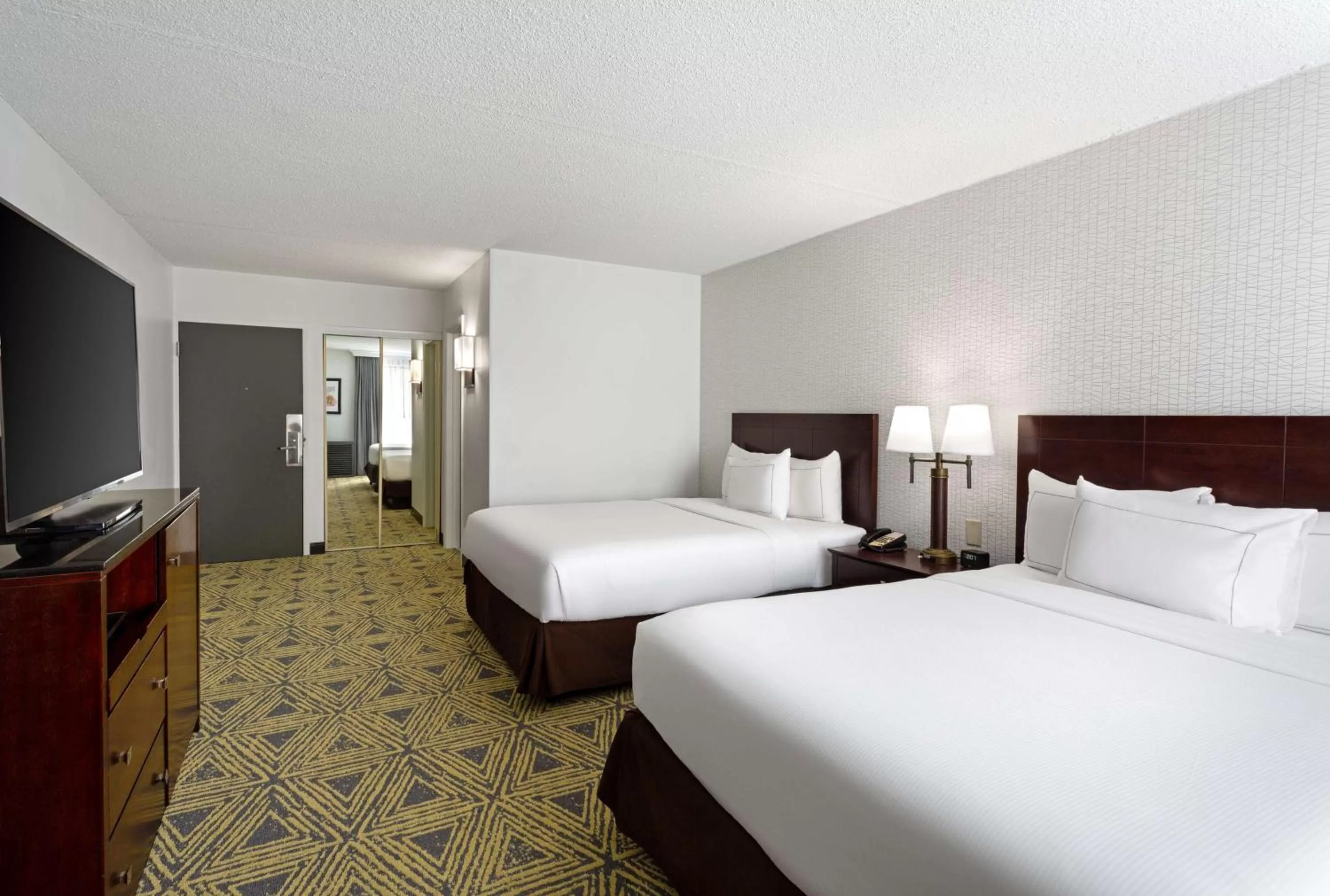 Bed in DoubleTree by Hilton Washington Meadow Lands Casino Area