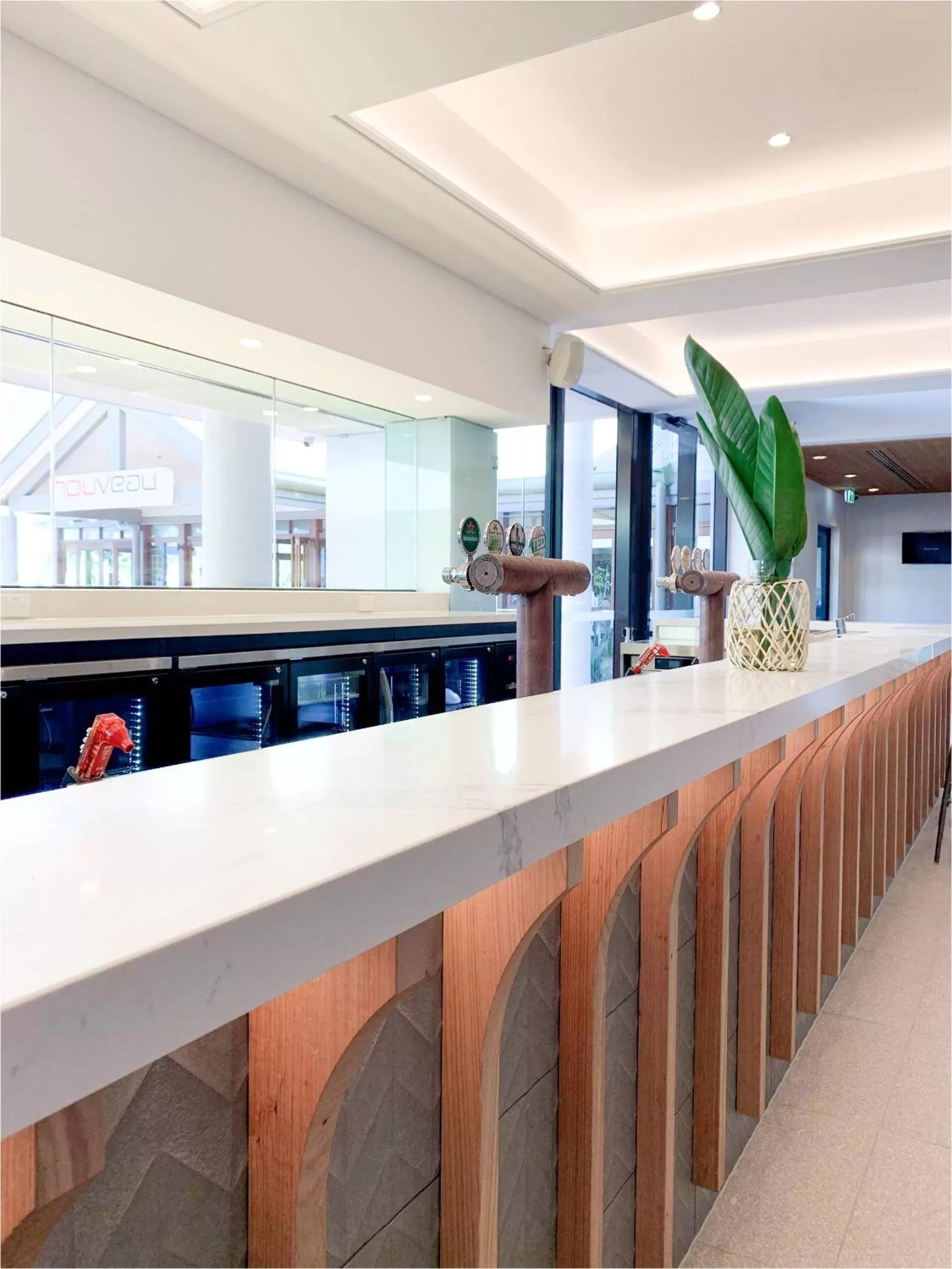 Lounge or bar in Novotel Sunshine Coast Resort