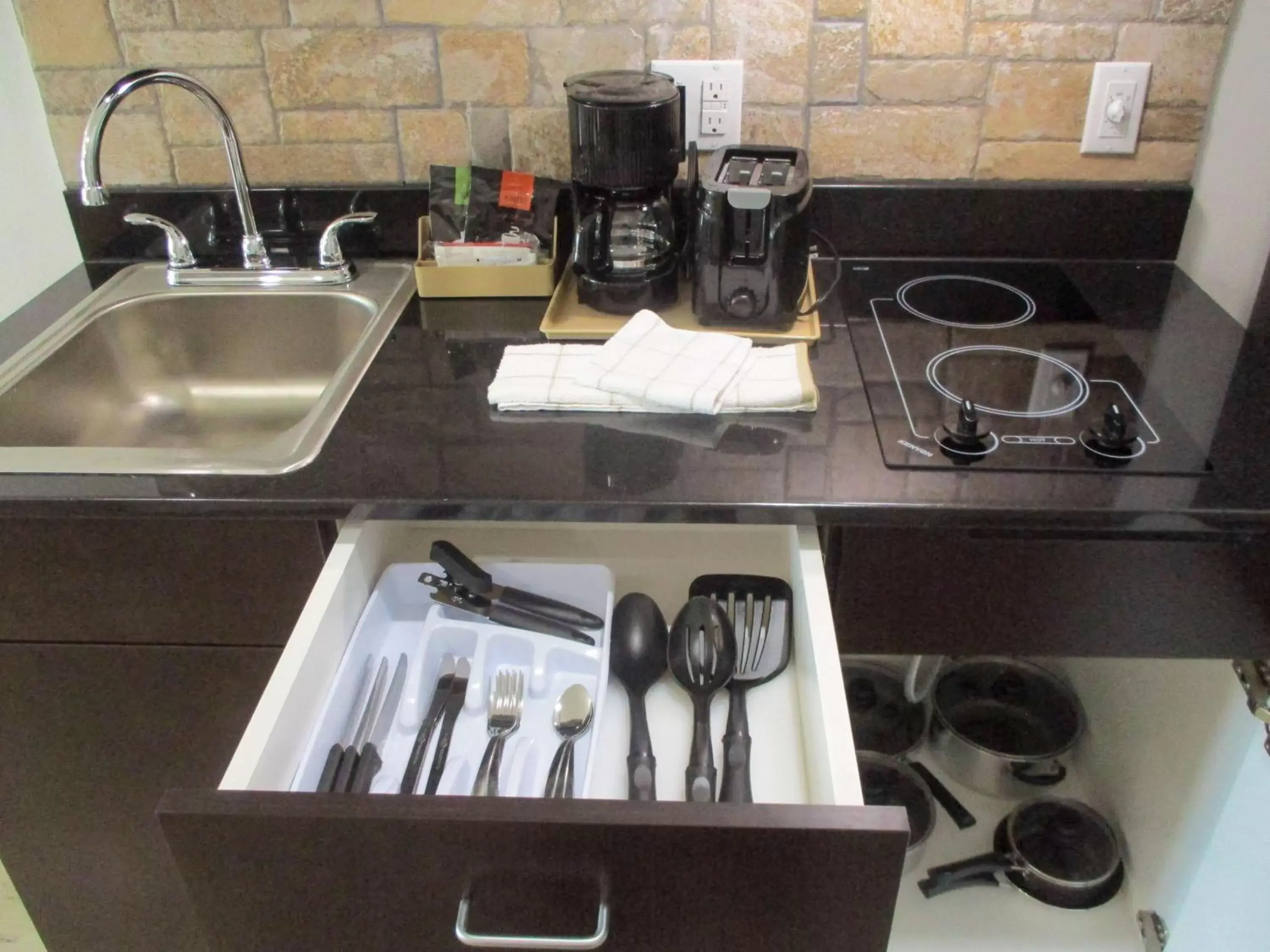 Photo of the whole room, Kitchen/Kitchenette in Studio 6-Port Allen, LA - Baton Rouge I-10