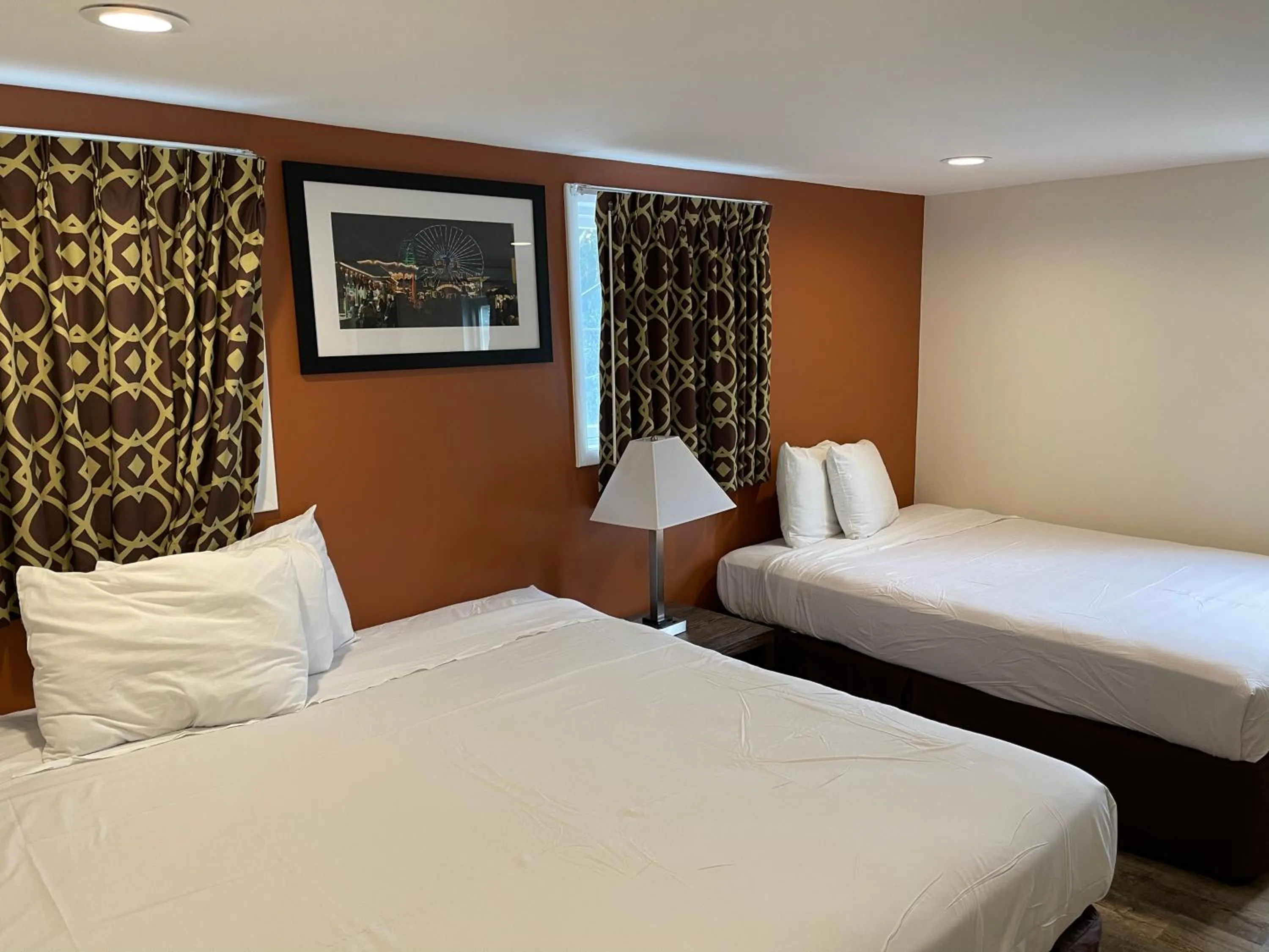 Bed in Wildwood Inn Hotel Beach & Boardwalk