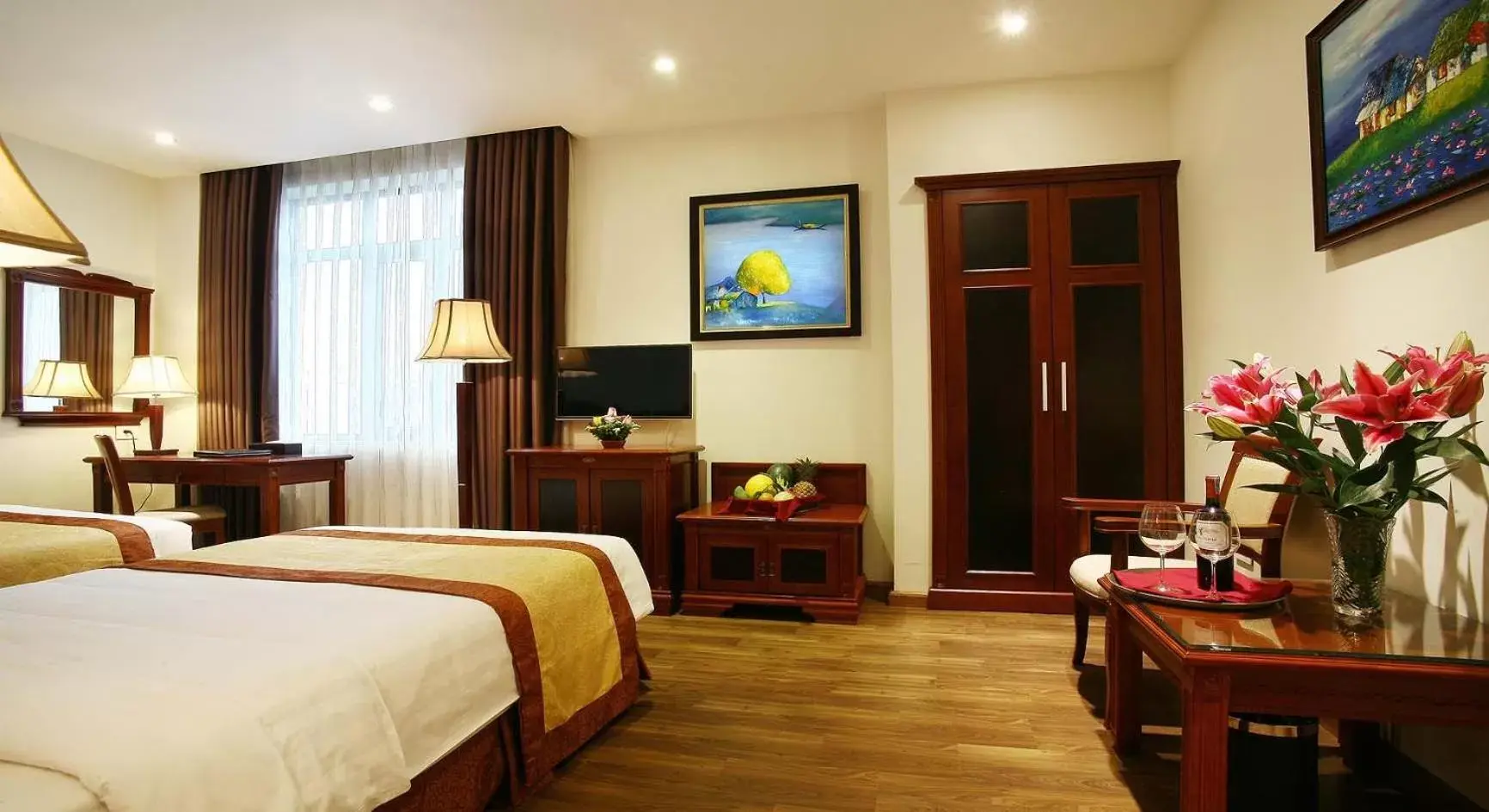 Bed, TV/Entertainment Center in Western Hanoi Hotel