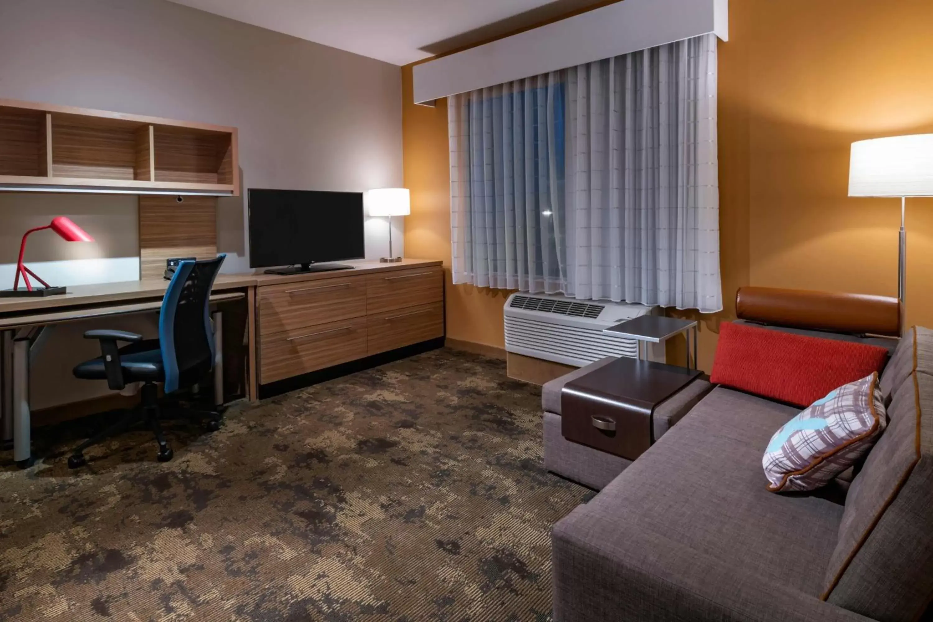 Bedroom, TV/Entertainment Center in TownePlace by Marriott Suites Gallup