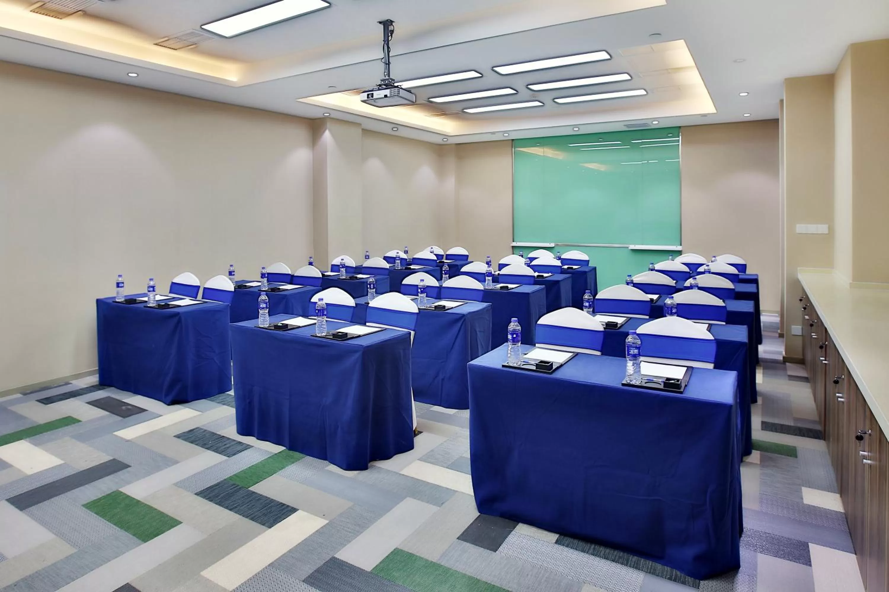 Meeting/conference room in Holiday Inn Express Langfang Park View by IHG
