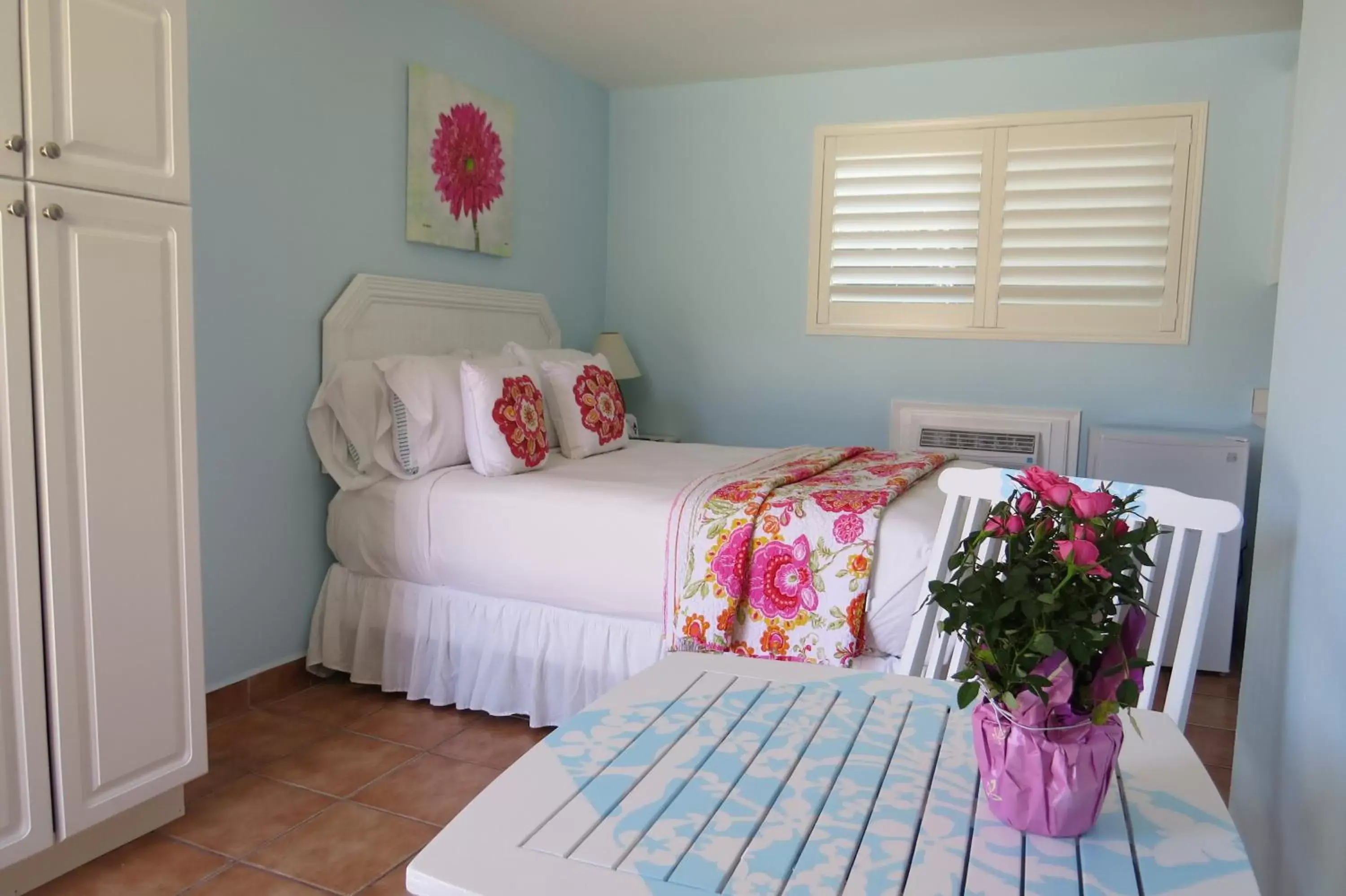 Bed in Leucadia Beach Inn