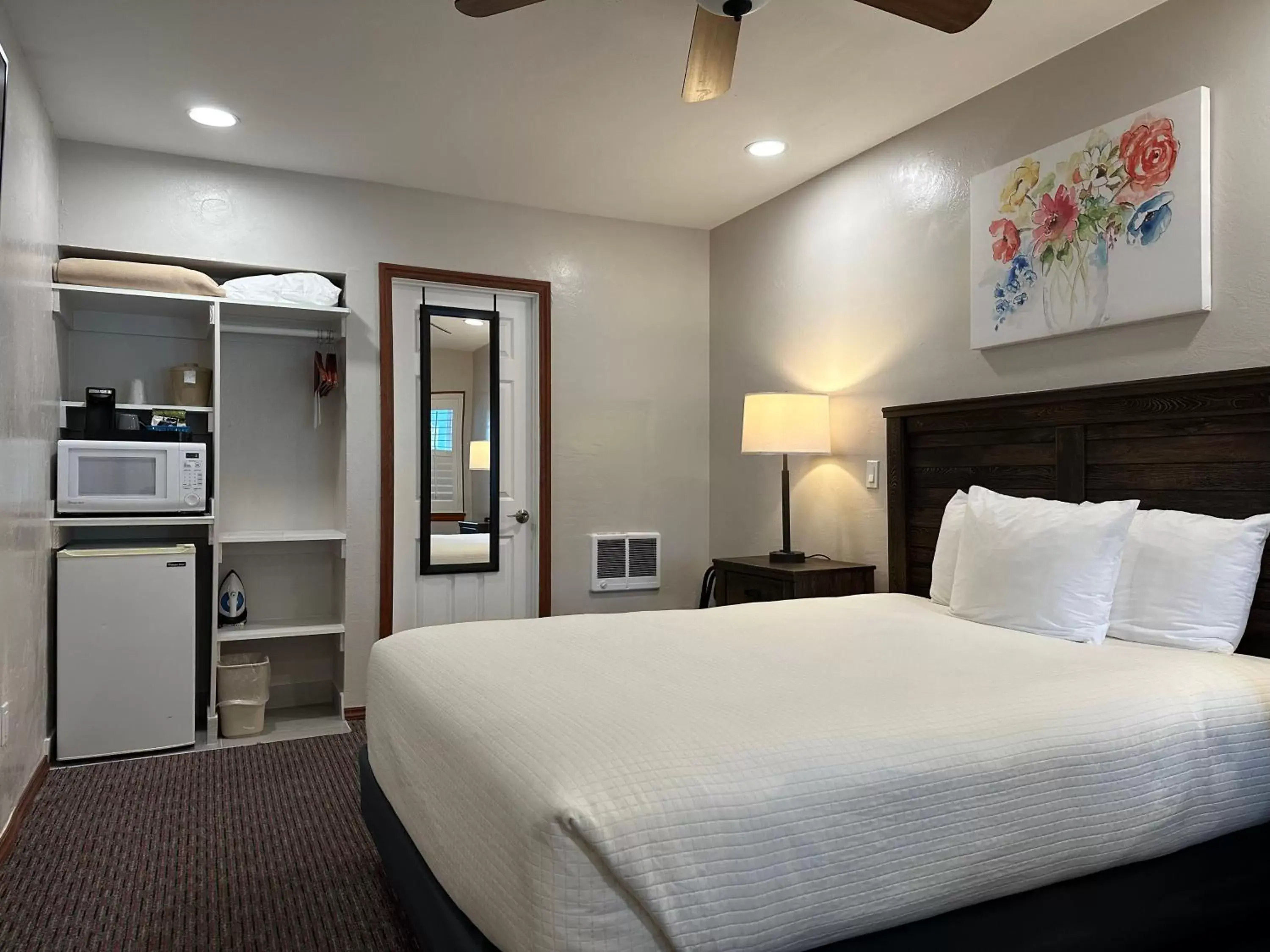 Bedroom, Bed in Bluebird Inn Bedroom, Bed in Bluebird Inn