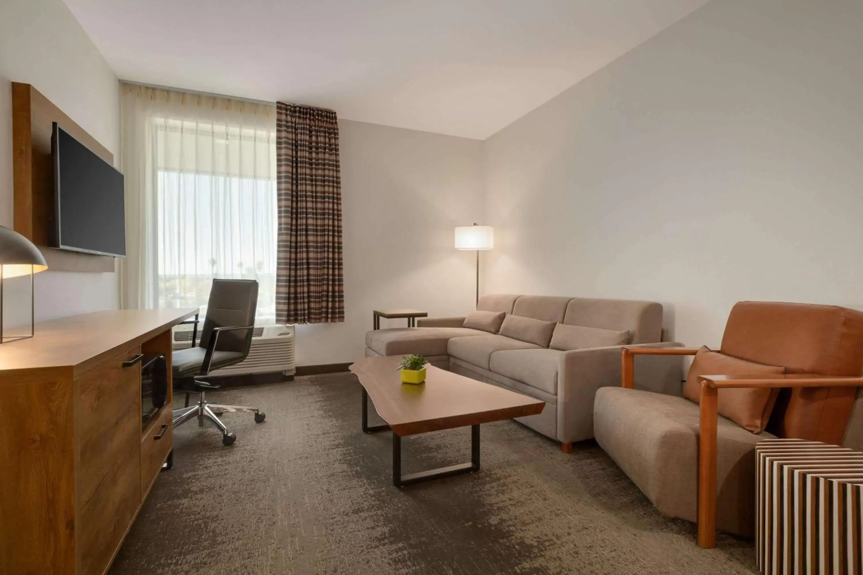 Living room, Seating Area in La Quinta Inn & Suites by Wyndham Santa Rosa Sonoma