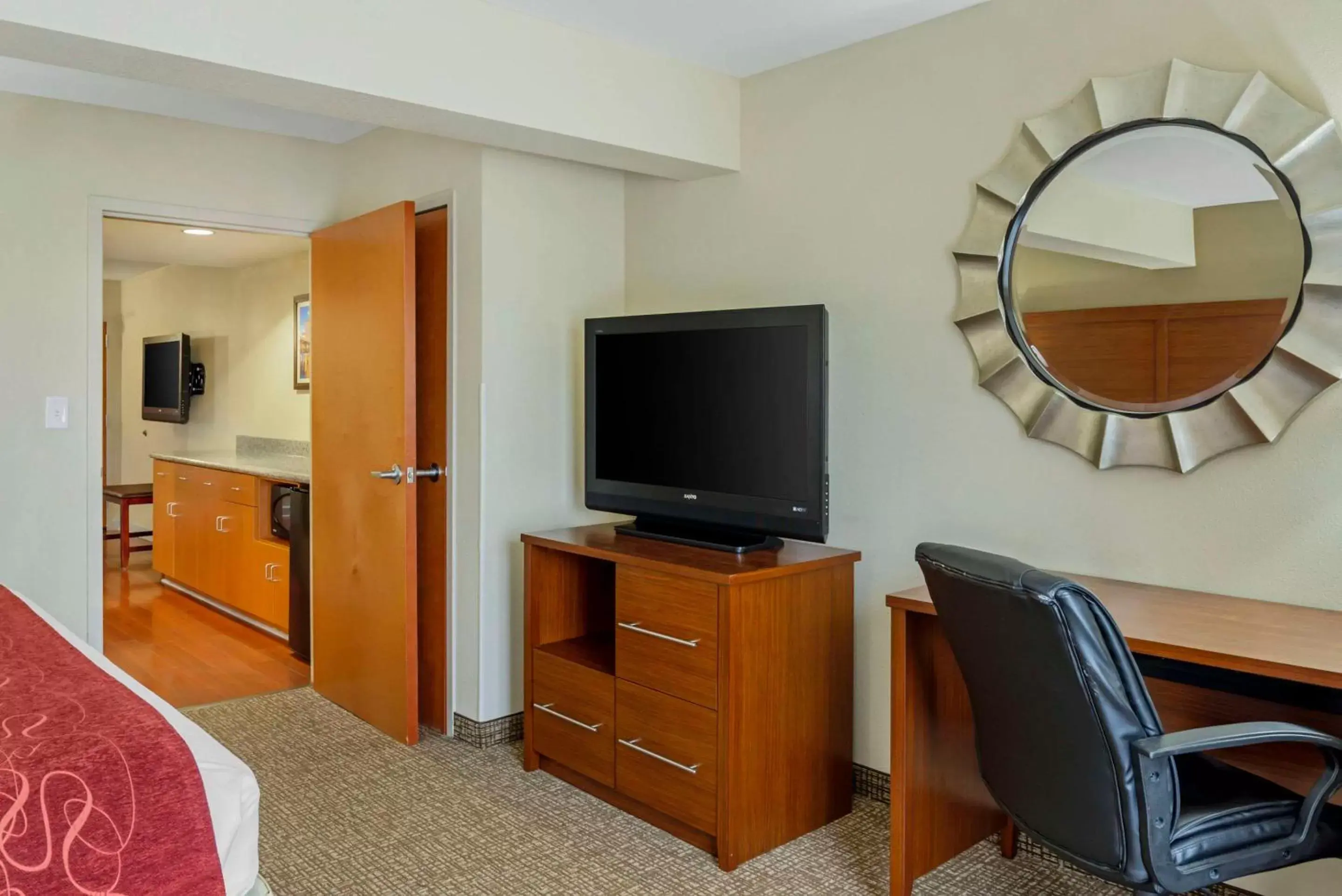 Bedroom, TV/Entertainment Center in Comfort Suites at Virginia Center Commons