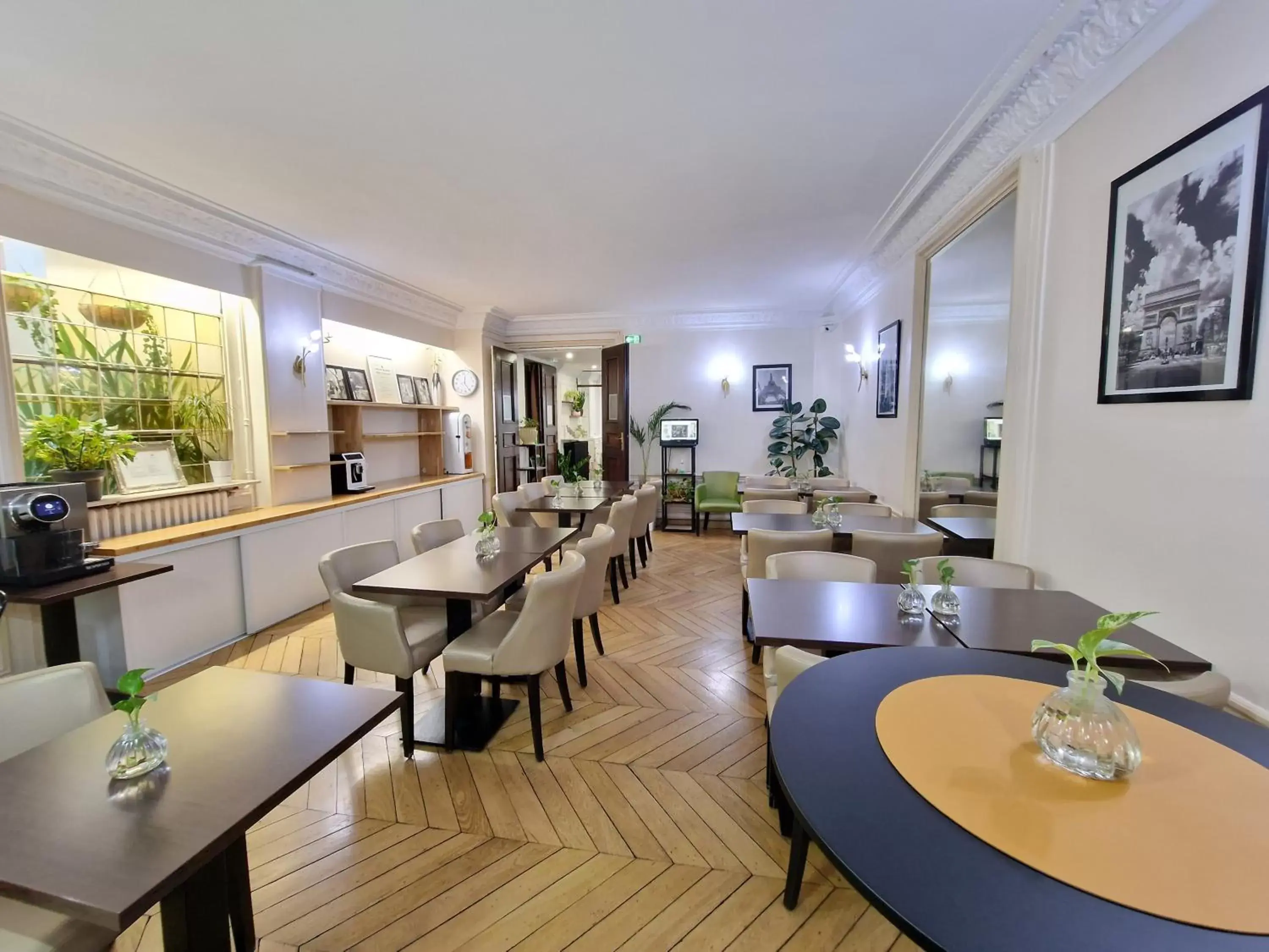 Living room, Restaurant/Places to Eat in Hôtel Océanic - Grands Magasins