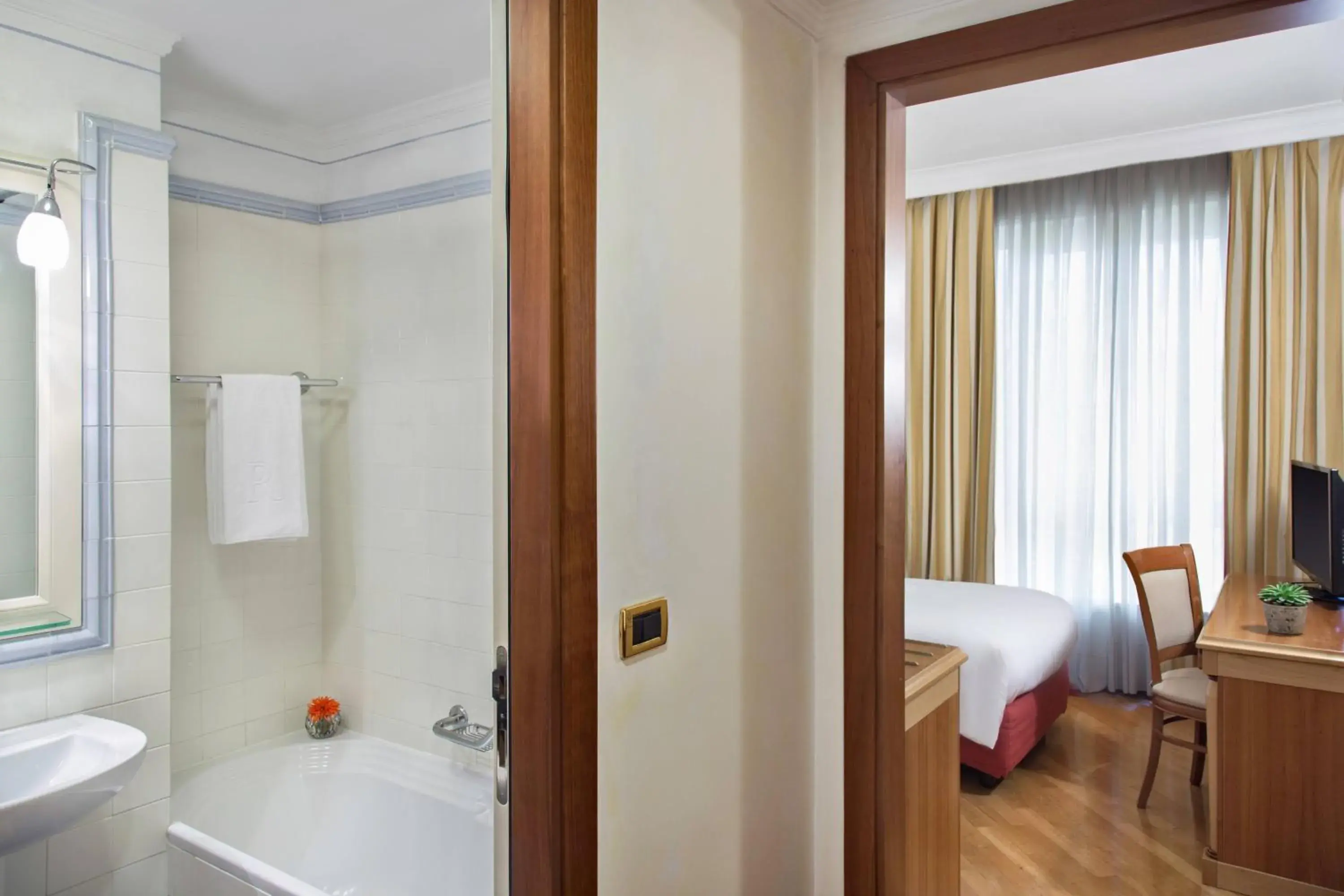 Photo of the whole room, Bathroom in Renaissance Naples Hotel Mediterraneo
