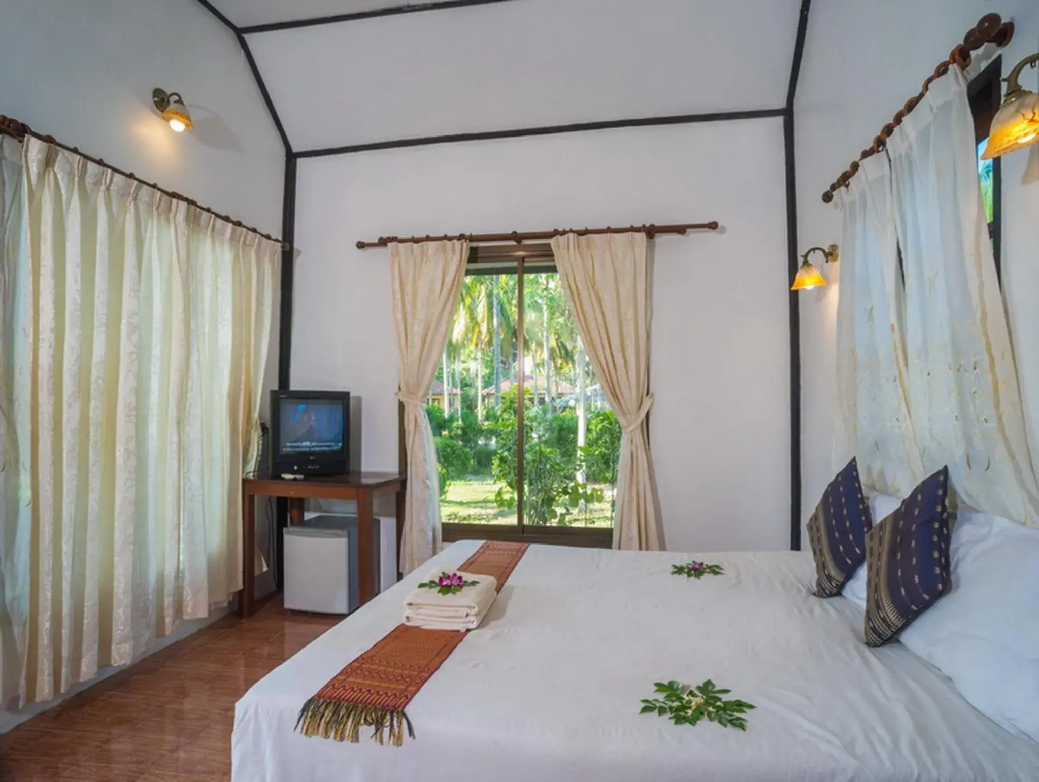 Bedroom, TV/Entertainment Center in Am Samui Resort Taling Ngam