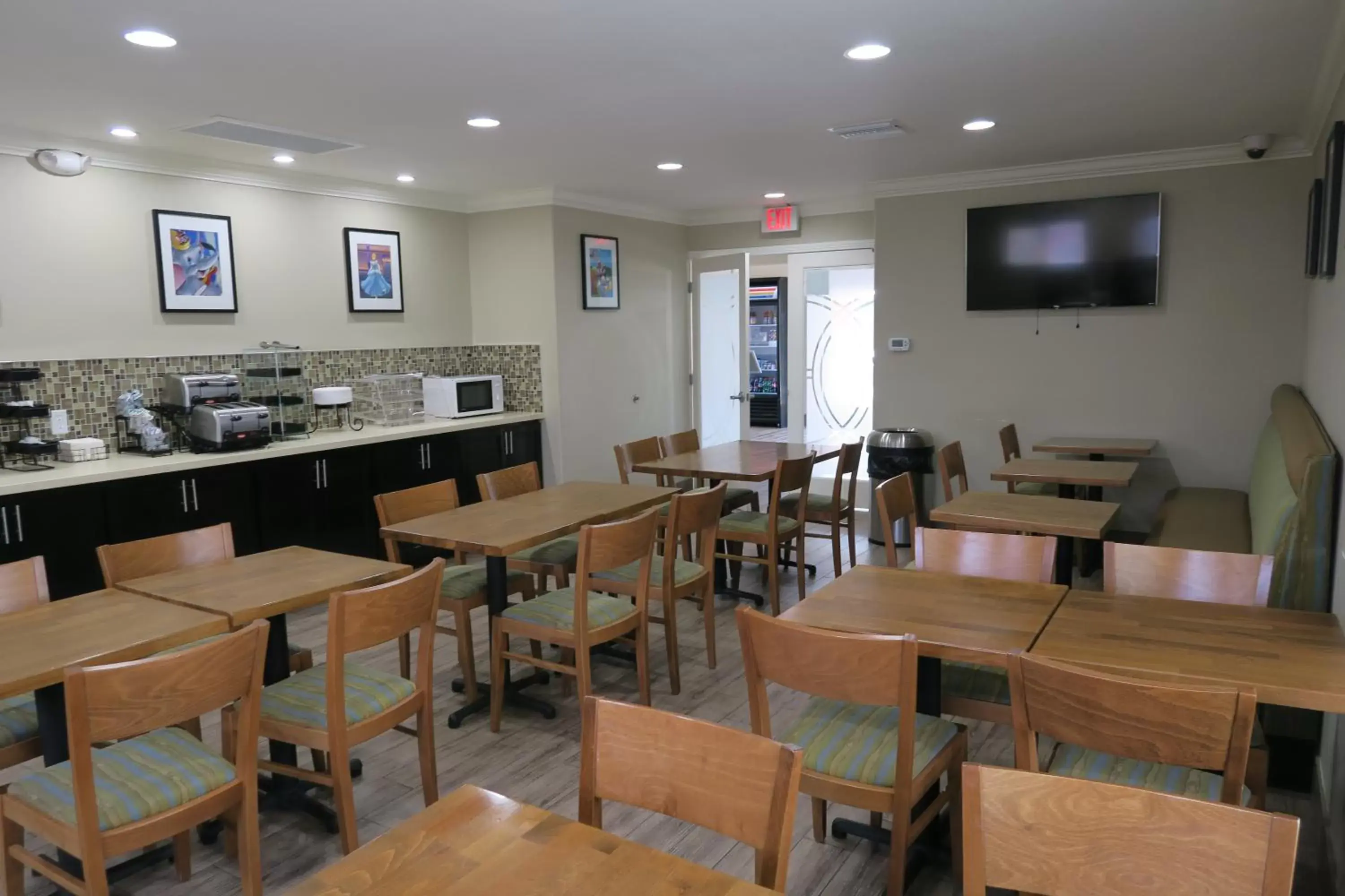 Continental breakfast, Restaurant/Places to Eat in Solara Inn and Suites