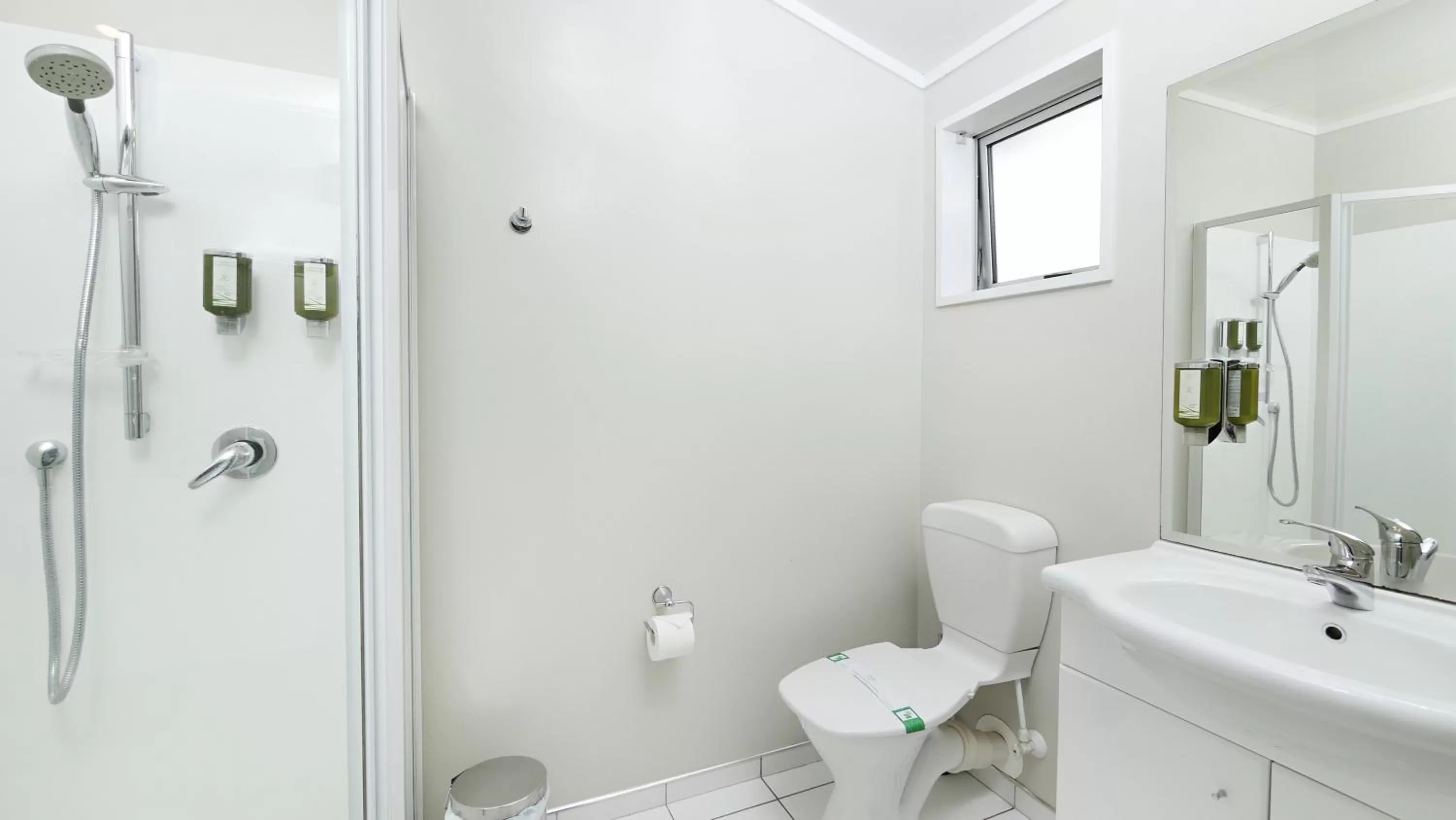 Bathroom in Arthur's Court Motor Lodge