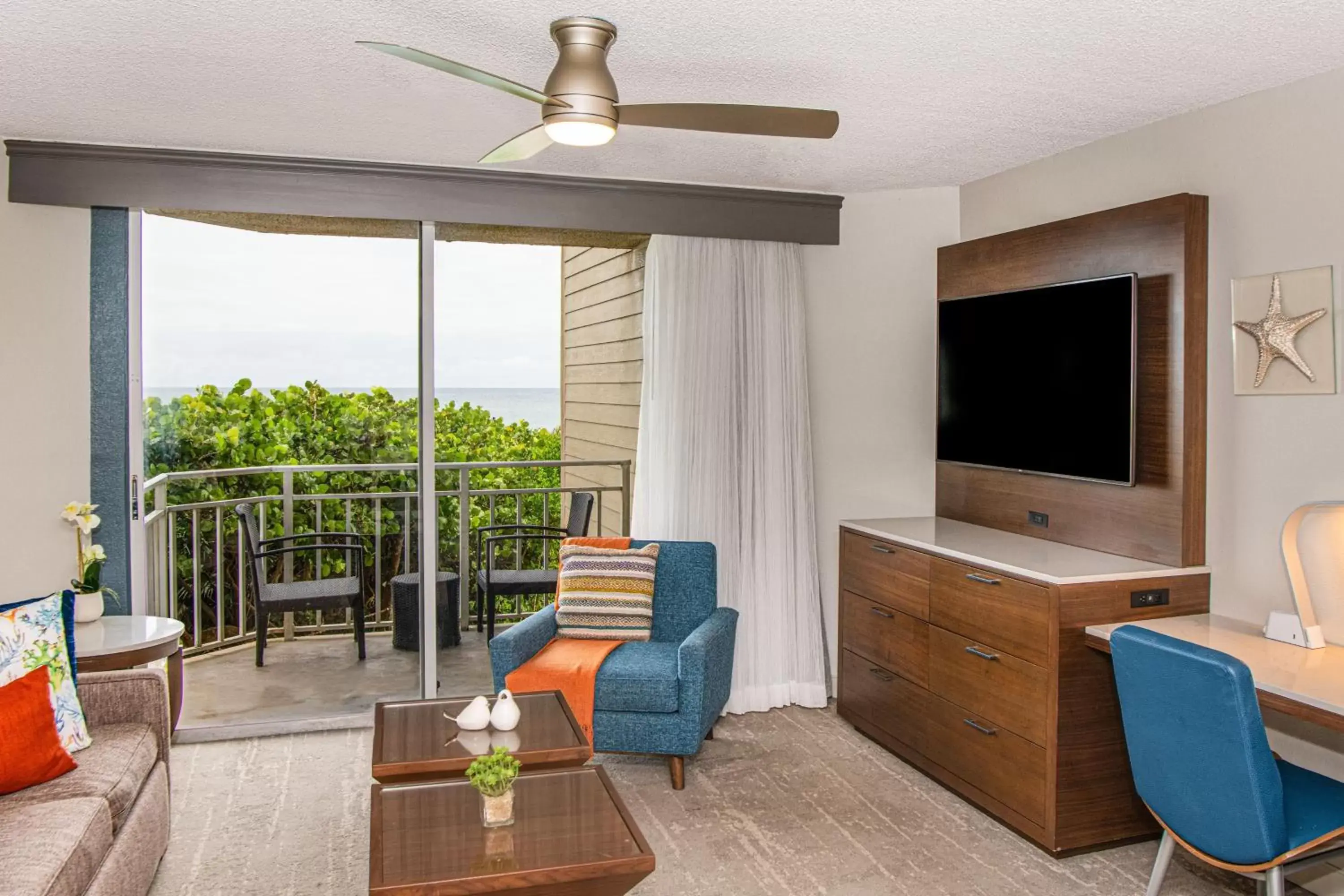 Living room, Seating Area in Marriott Hutchinson Island Beach Resort, Golf & Marina
