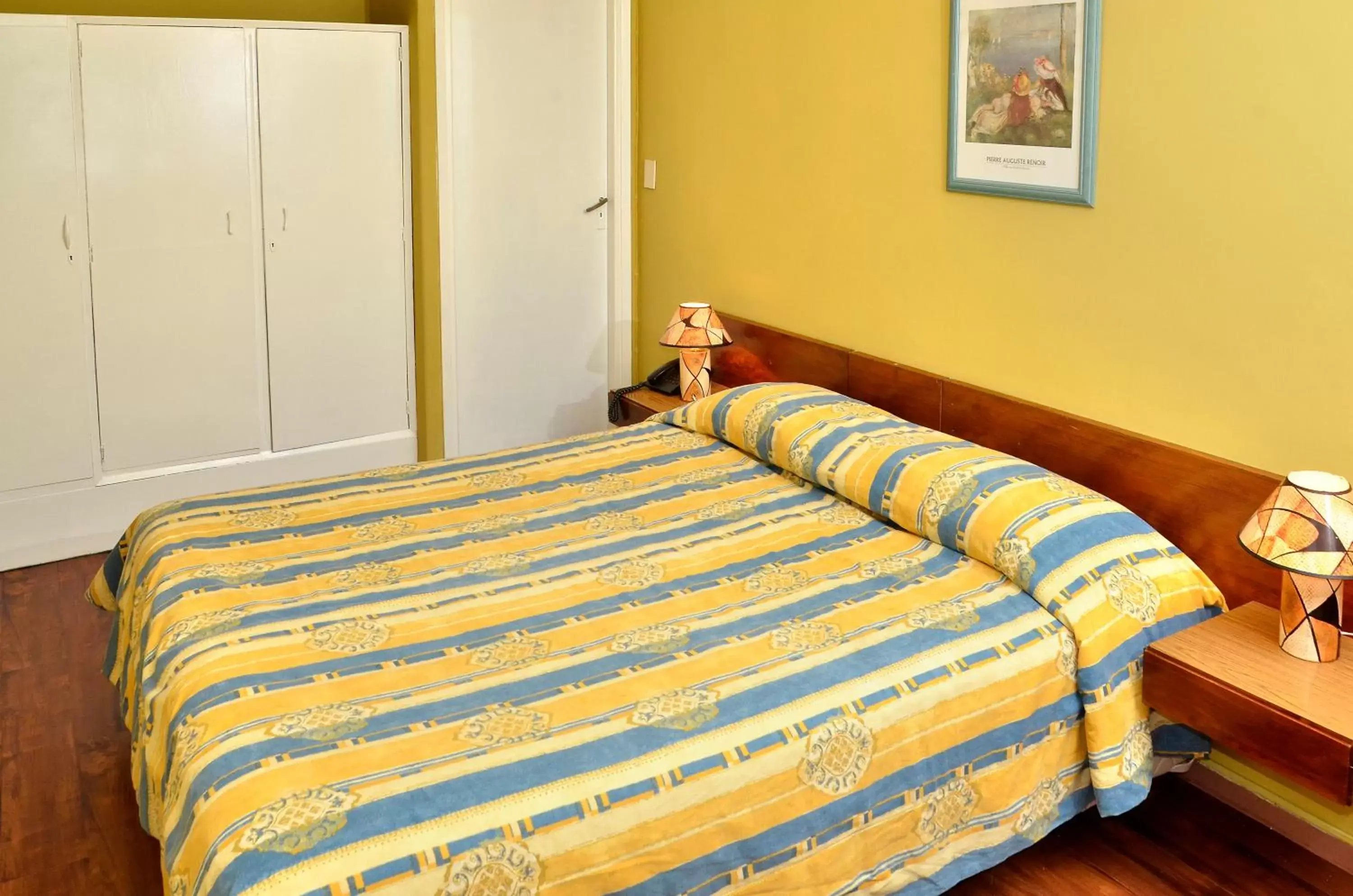 Bed in Hotel Hispano