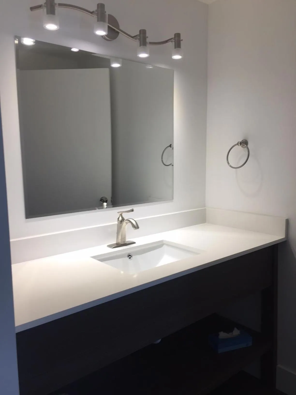 Bathroom in Spinnaker Inn of Naples