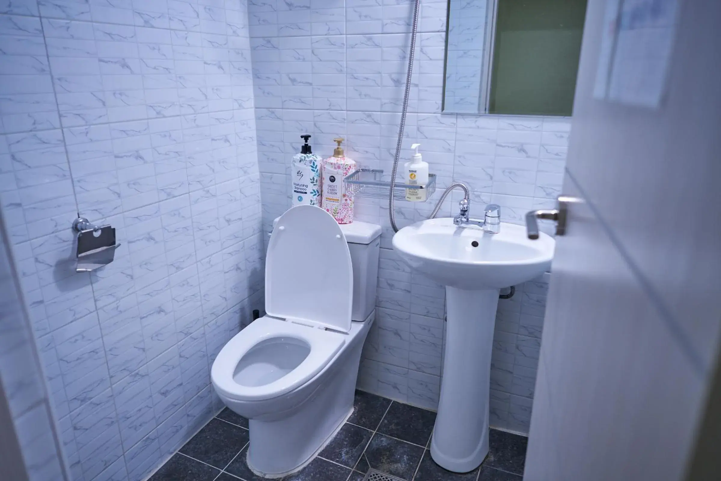 Bathroom in R Guesthouse Seoul Station