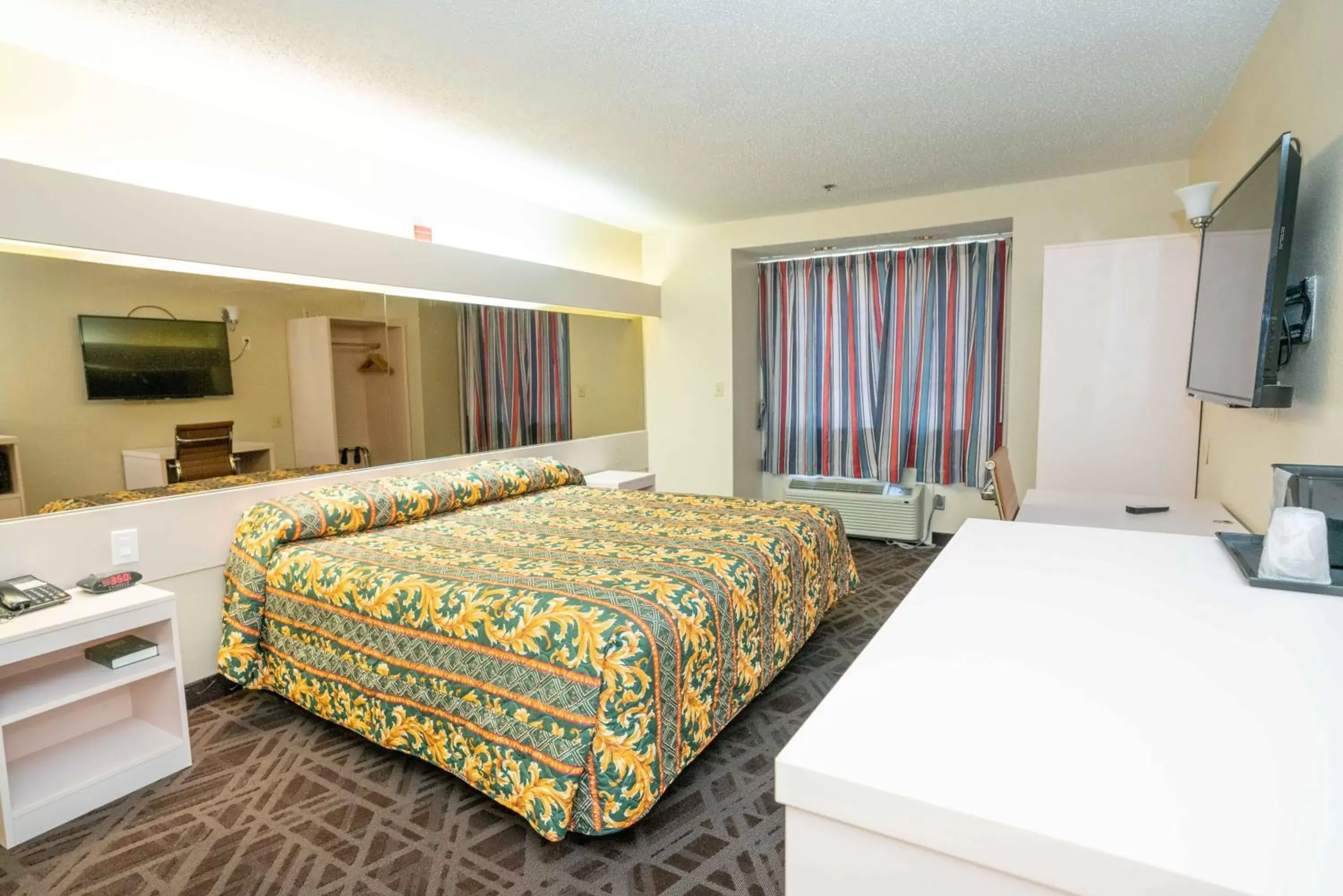 Bed in Regency Inn & Suites DFW