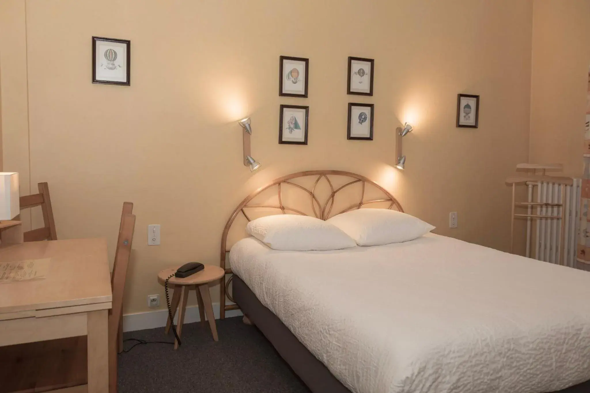 Bed in Cit'Hotel Aéro-Hotel Bed in Cit'Hotel Aéro-Hotel