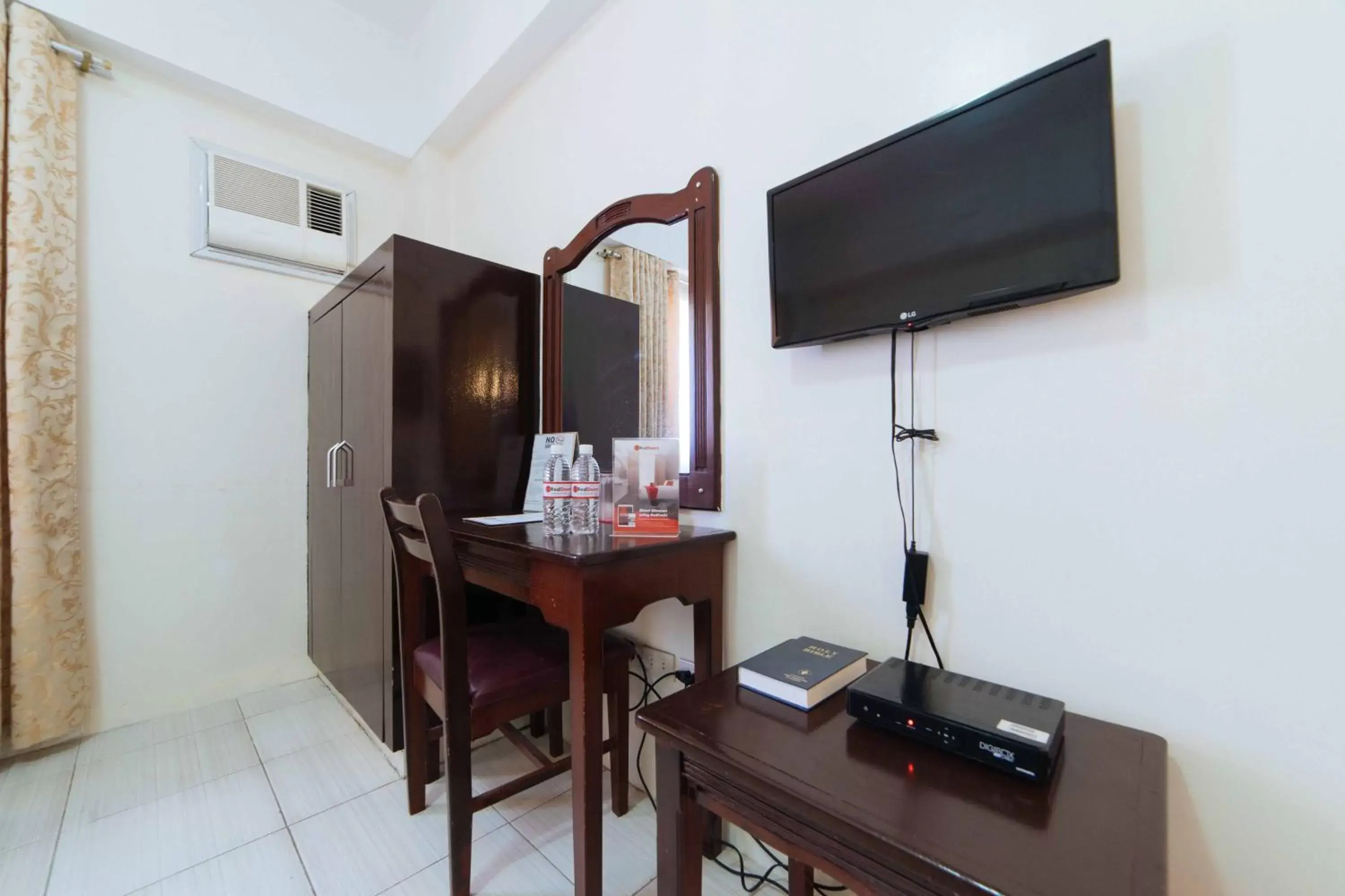 Bedroom, TV/Entertainment Center in RedDoorz Plus @ Poblacion District Davao