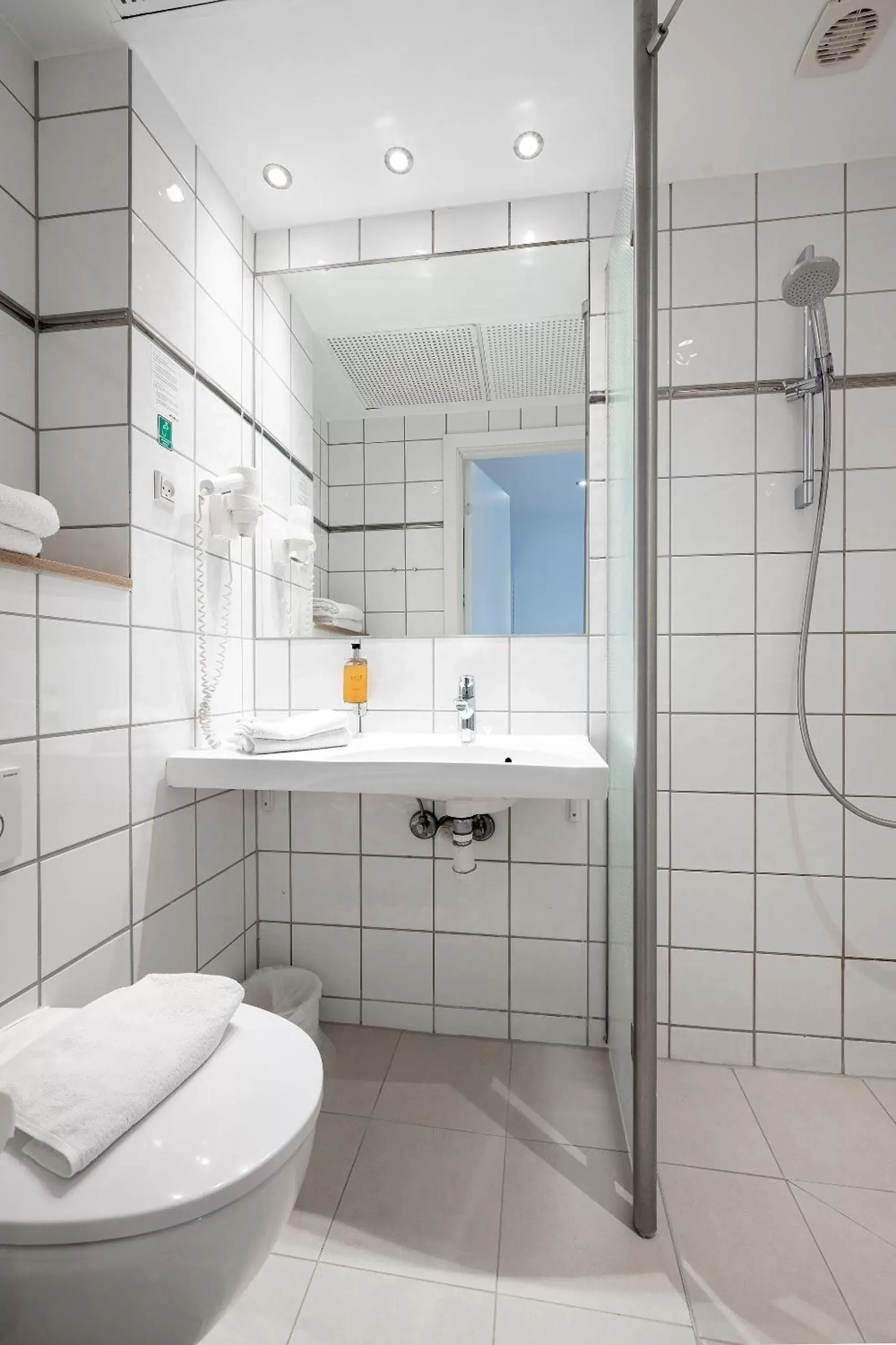 Shower, Bathroom in Go Hotel Ansgar