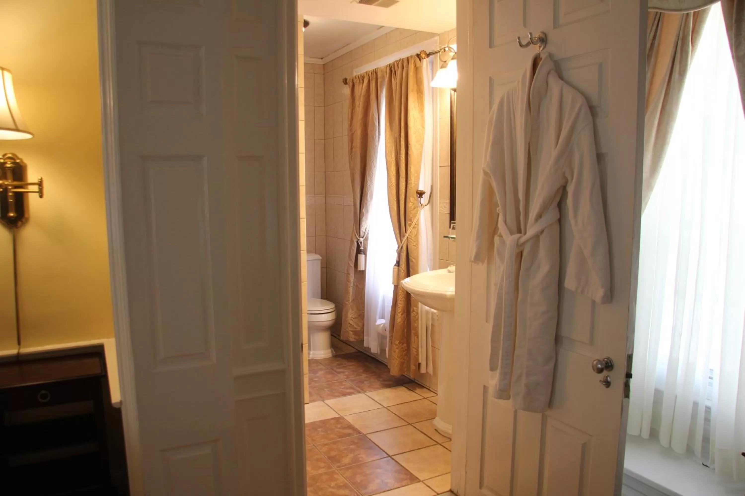 Bathroom in Morris House Hotel