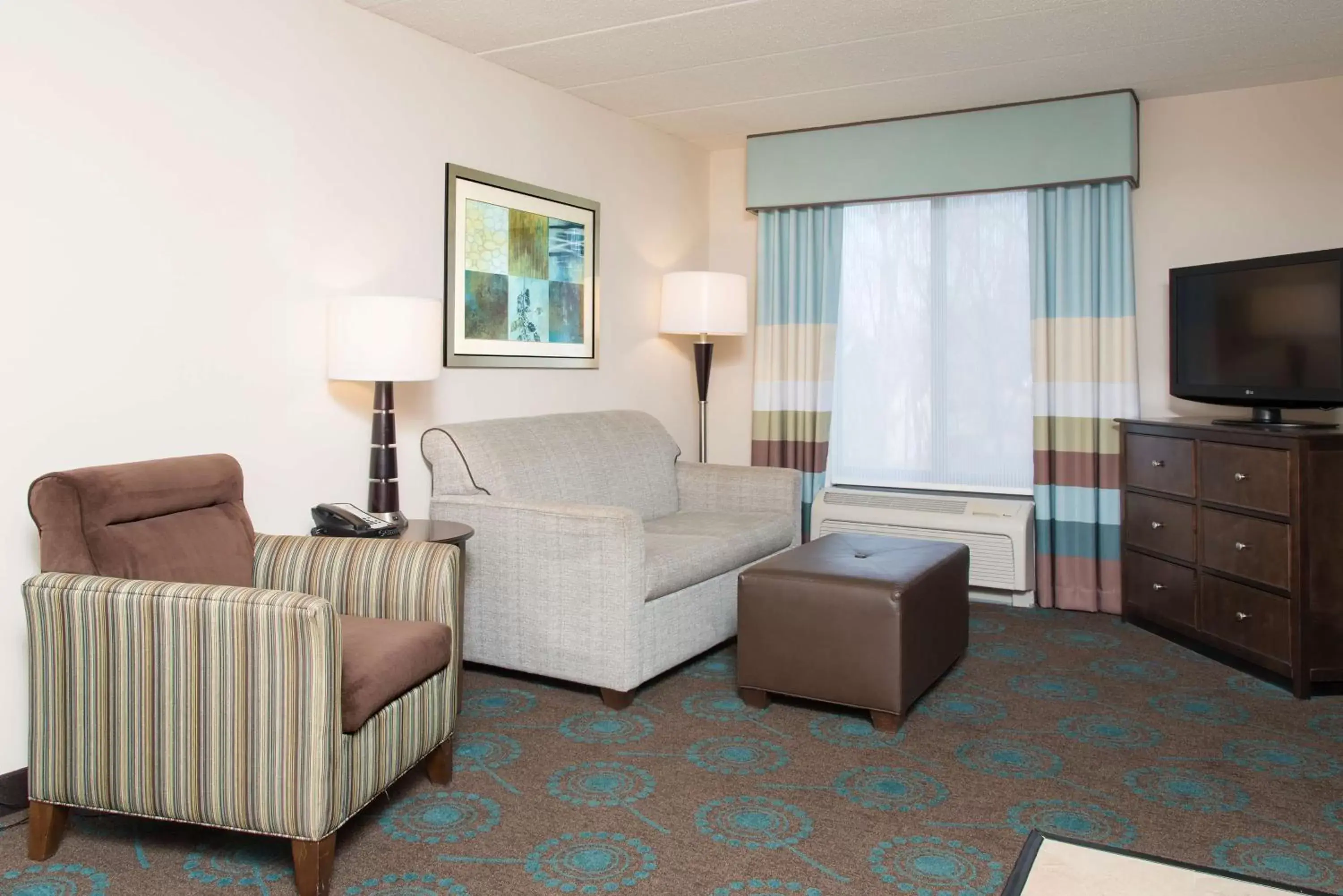 Bed, Seating Area in Hampton Inn & Suites Kokomo