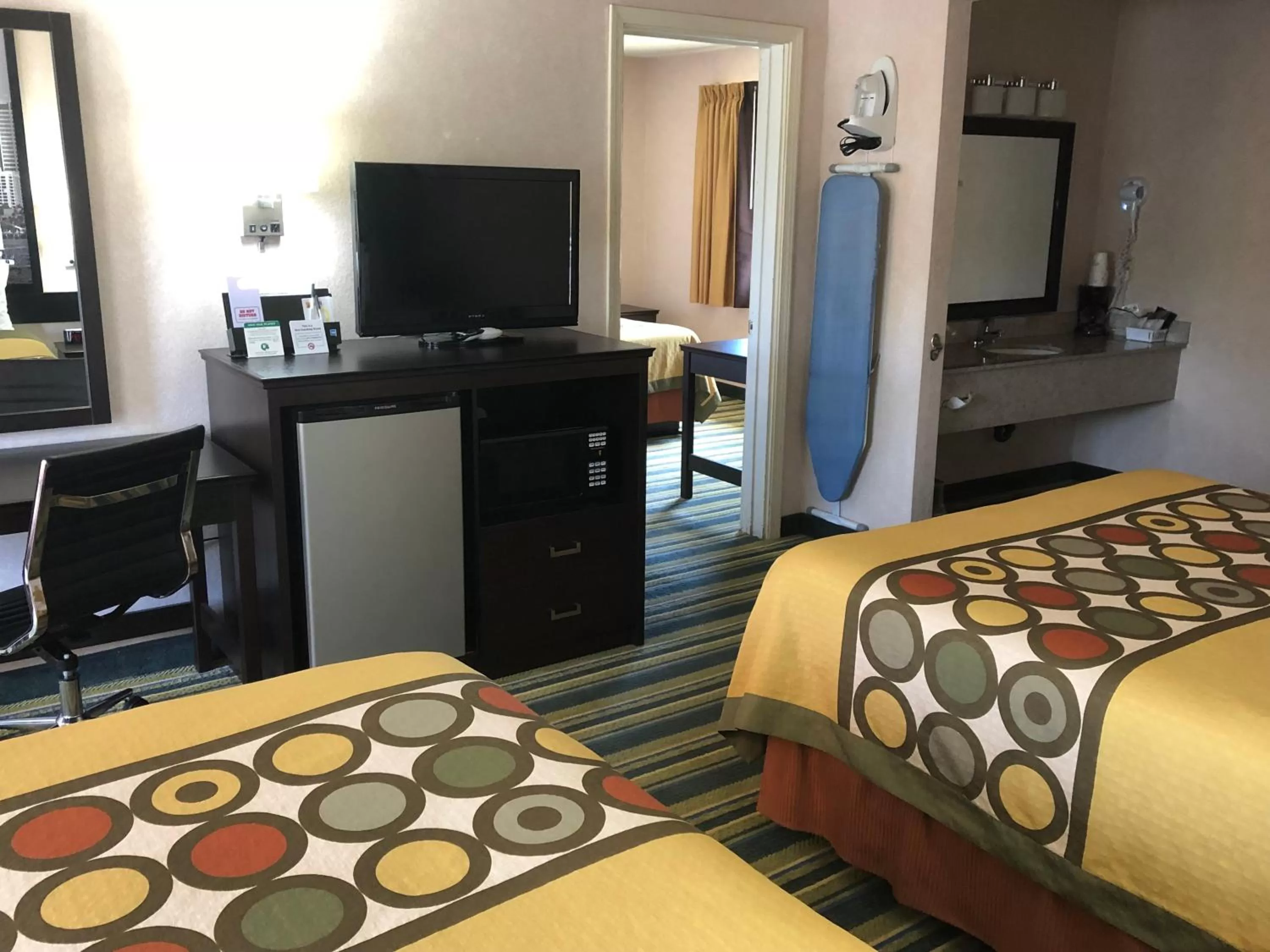 Photo of the whole room, Bed in Super 8 by Wyndham Yreka