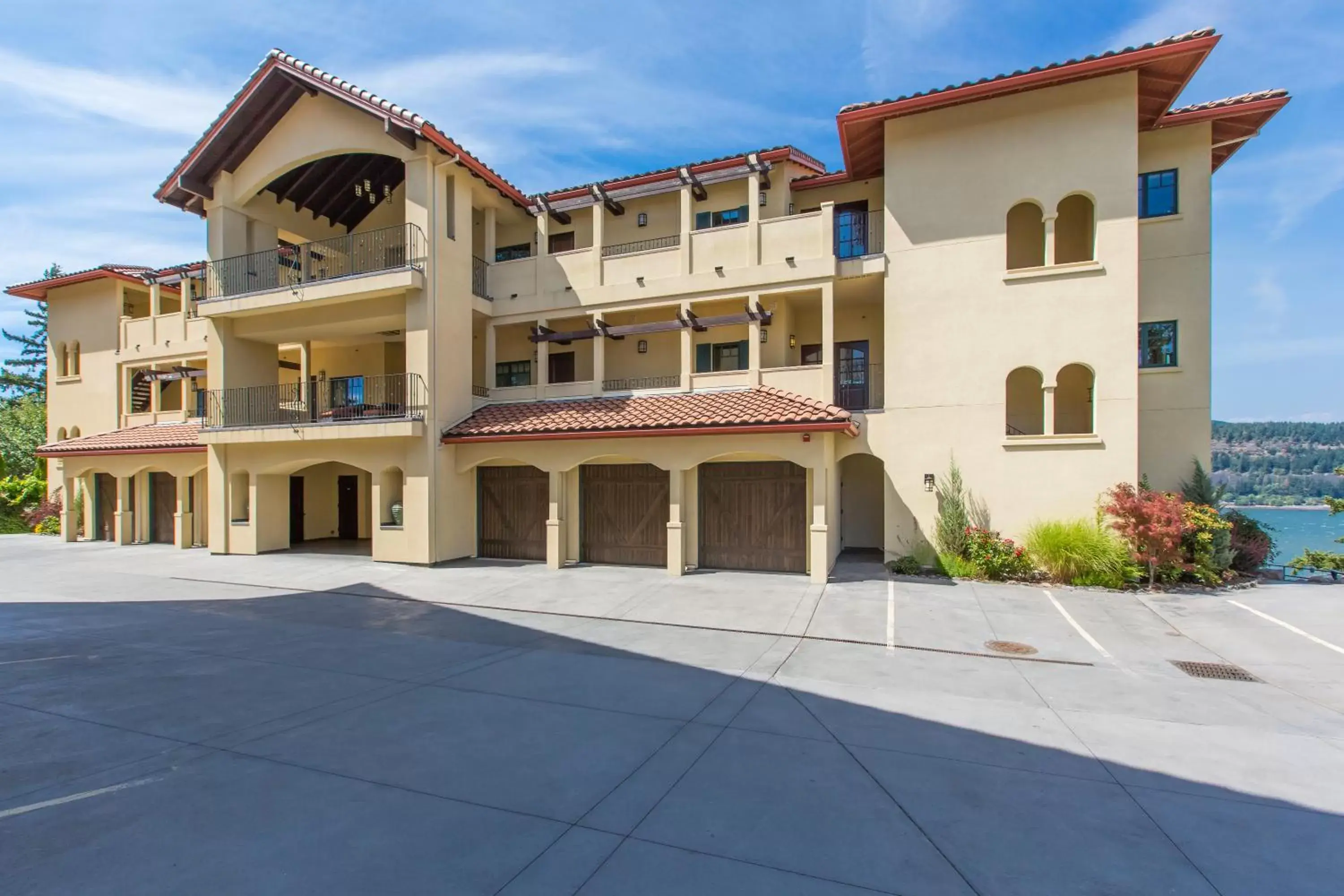 Facade/entrance, Property Building in Columbia Cliff Villas