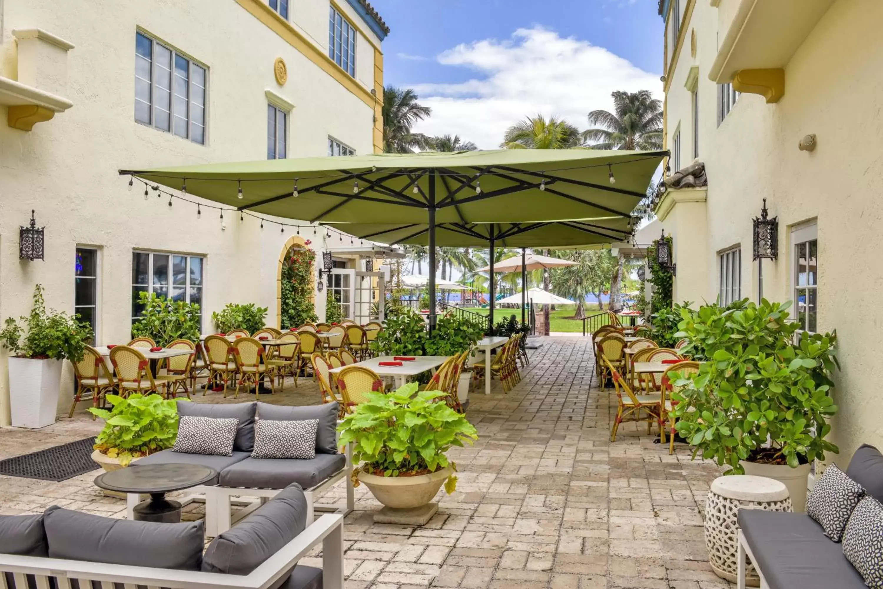 Patio, Restaurant/Places to Eat in Hotel Ocean