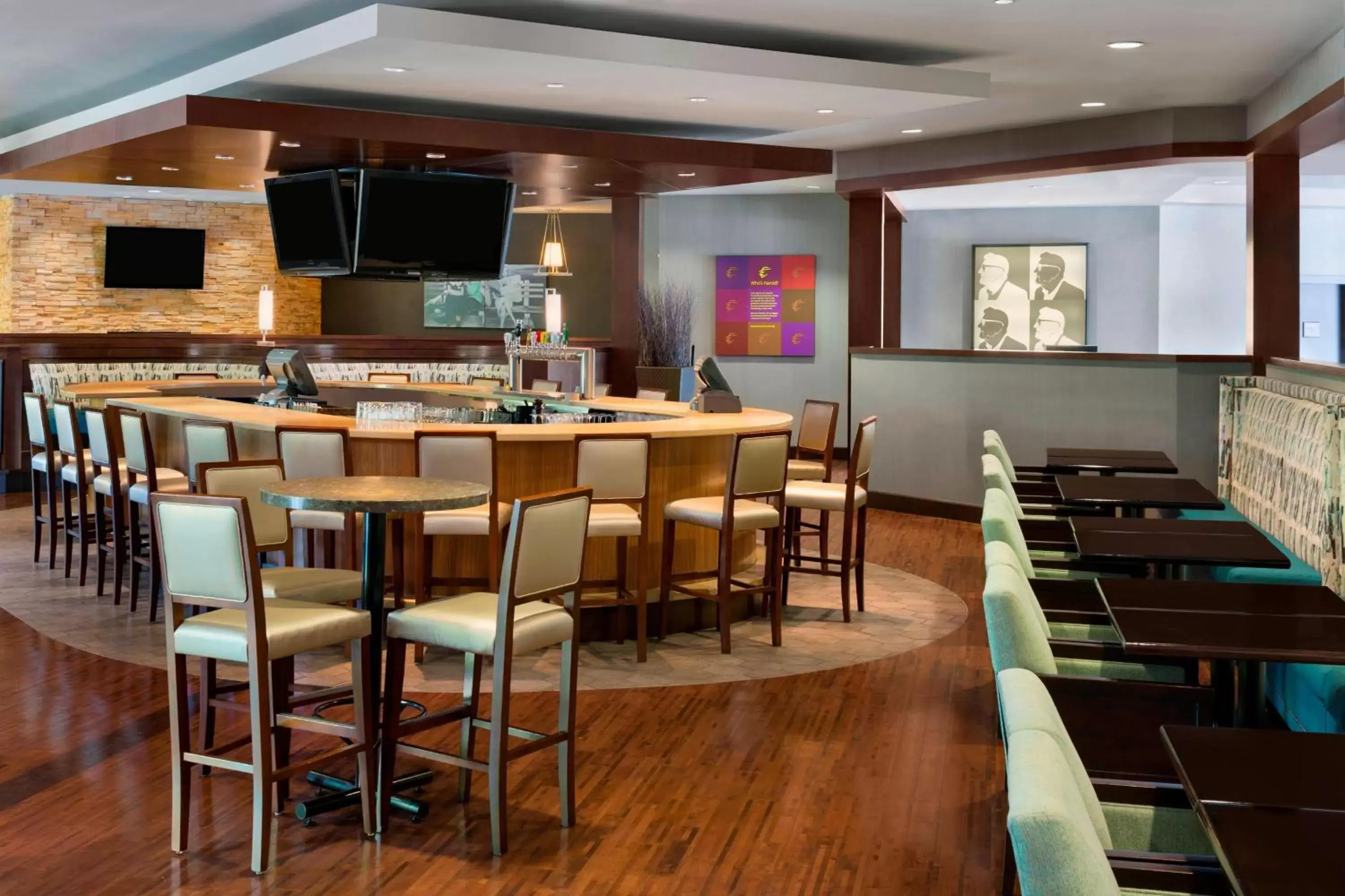 Lounge or bar in Sheraton Vancouver Airport Hotel Lounge or bar in Sheraton Vancouver Airport Hotel