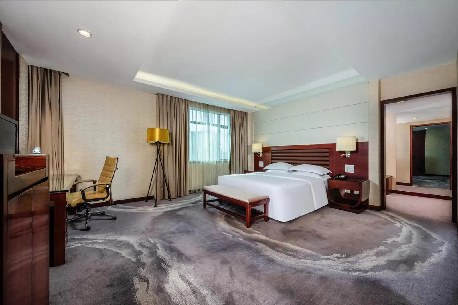 Photo of the whole room, Bed in Crowne Plaza Foshan by IHG