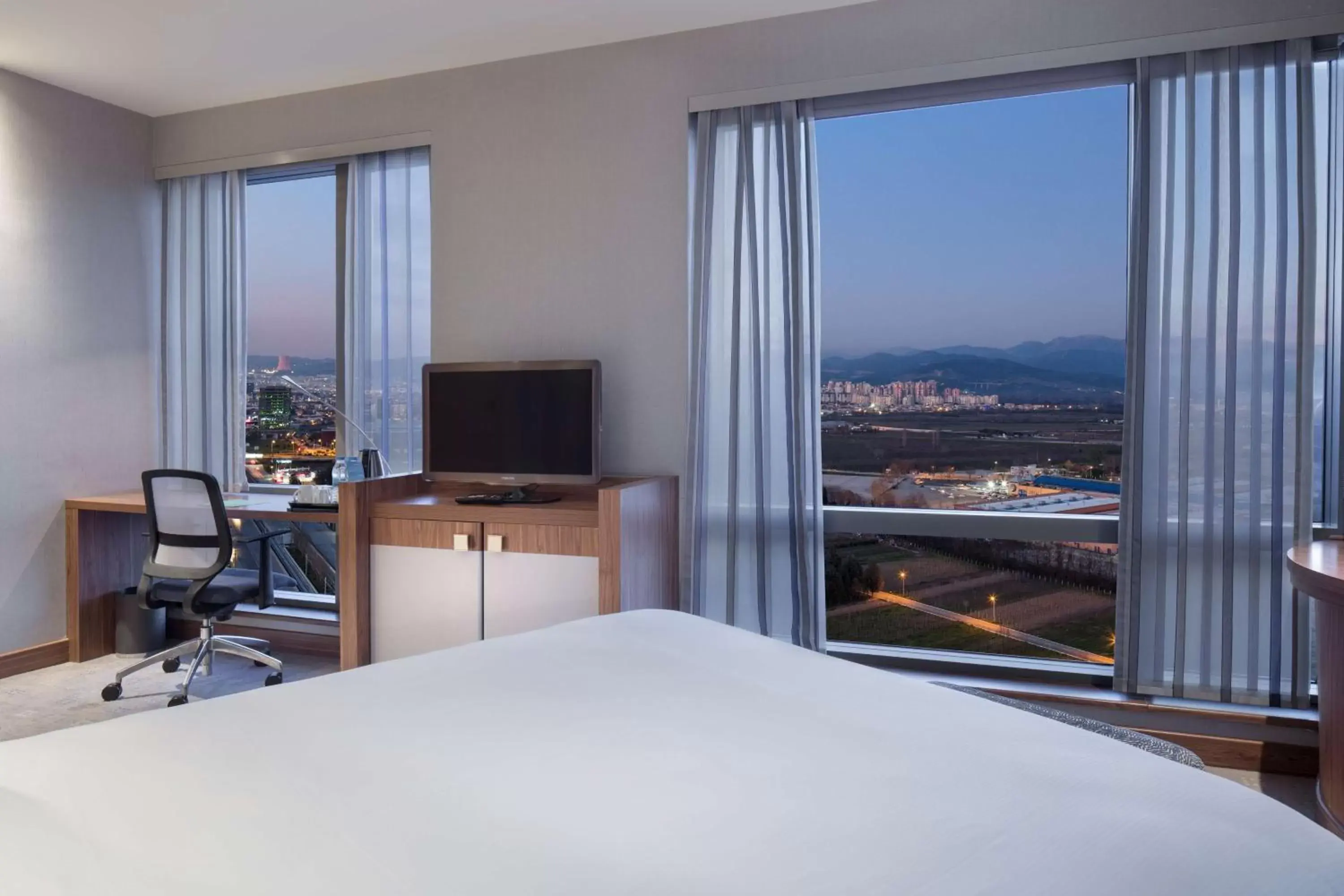 Bedroom, TV/Entertainment Center in Hampton By Hilton Bursa