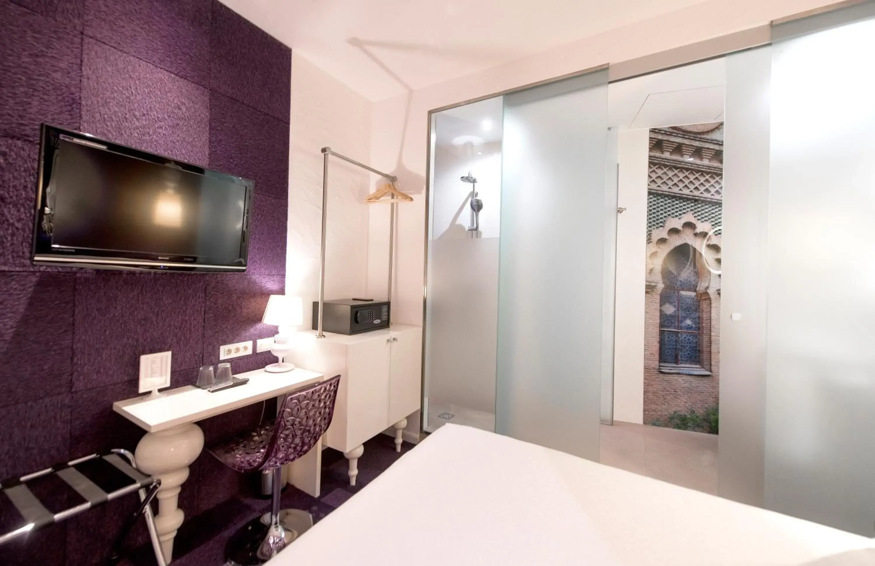 TV and multimedia, Bathroom in Posada del Dragón Boutique Hotel