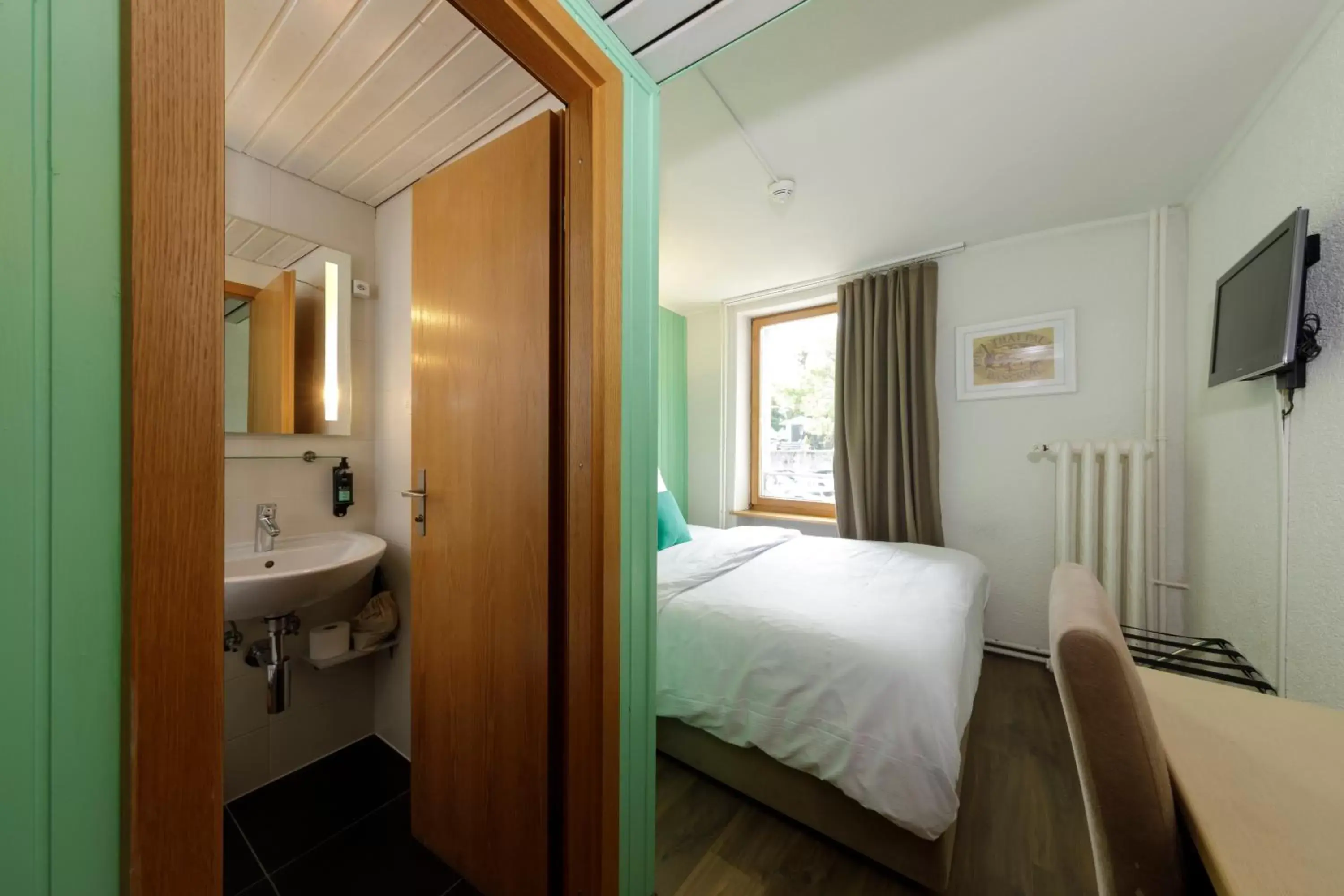 Bedroom, Bathroom in Hôtel de l'Ange
