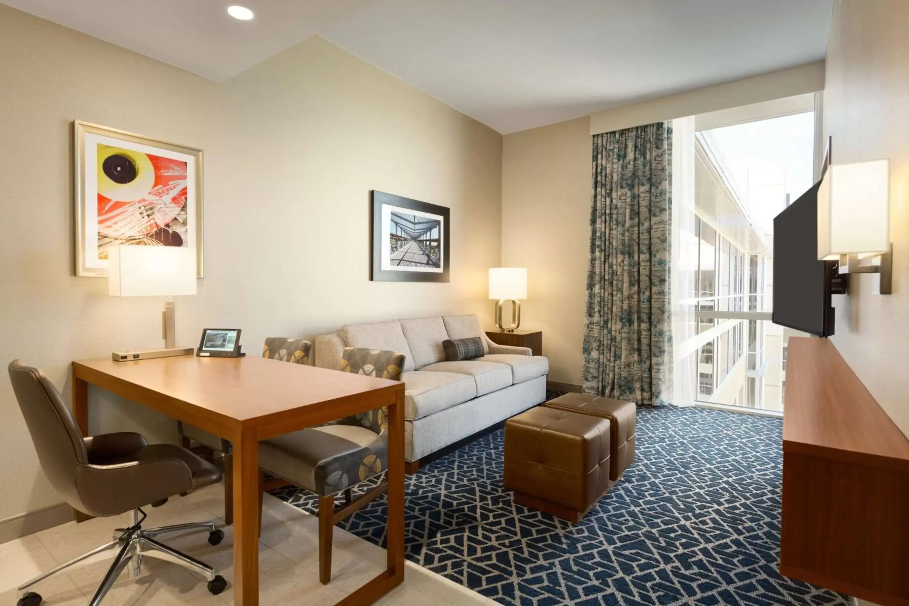 Living room, Seating Area in Embassy Suites By Hilton Denton Convention Center