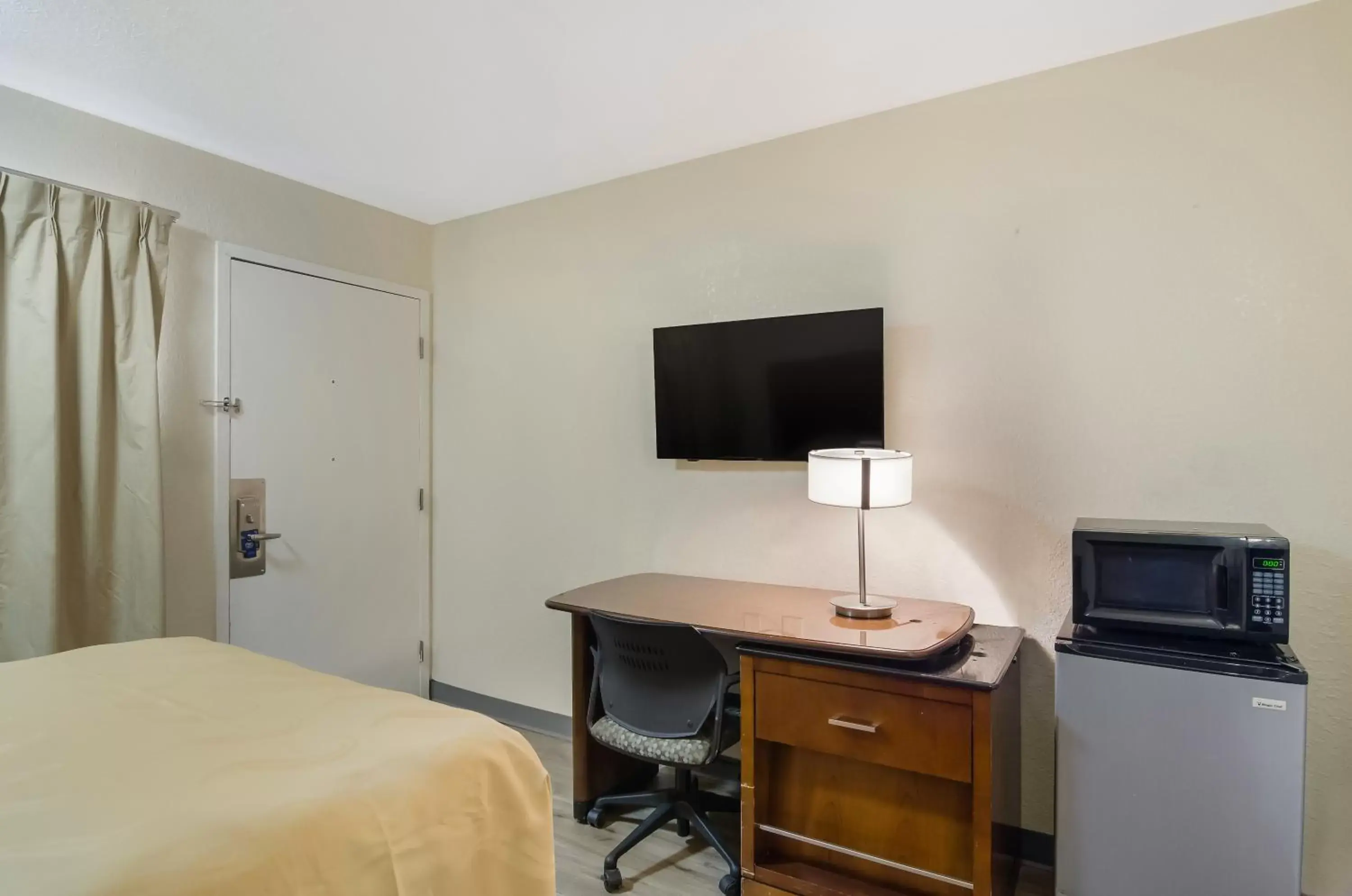 Bed, TV/Entertainment Center in Rodeway Inn Greeley