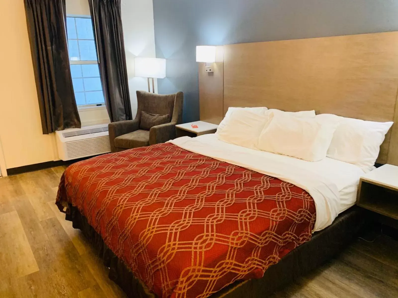 Bedroom, Bed in Econo Lodge Crystal Coast