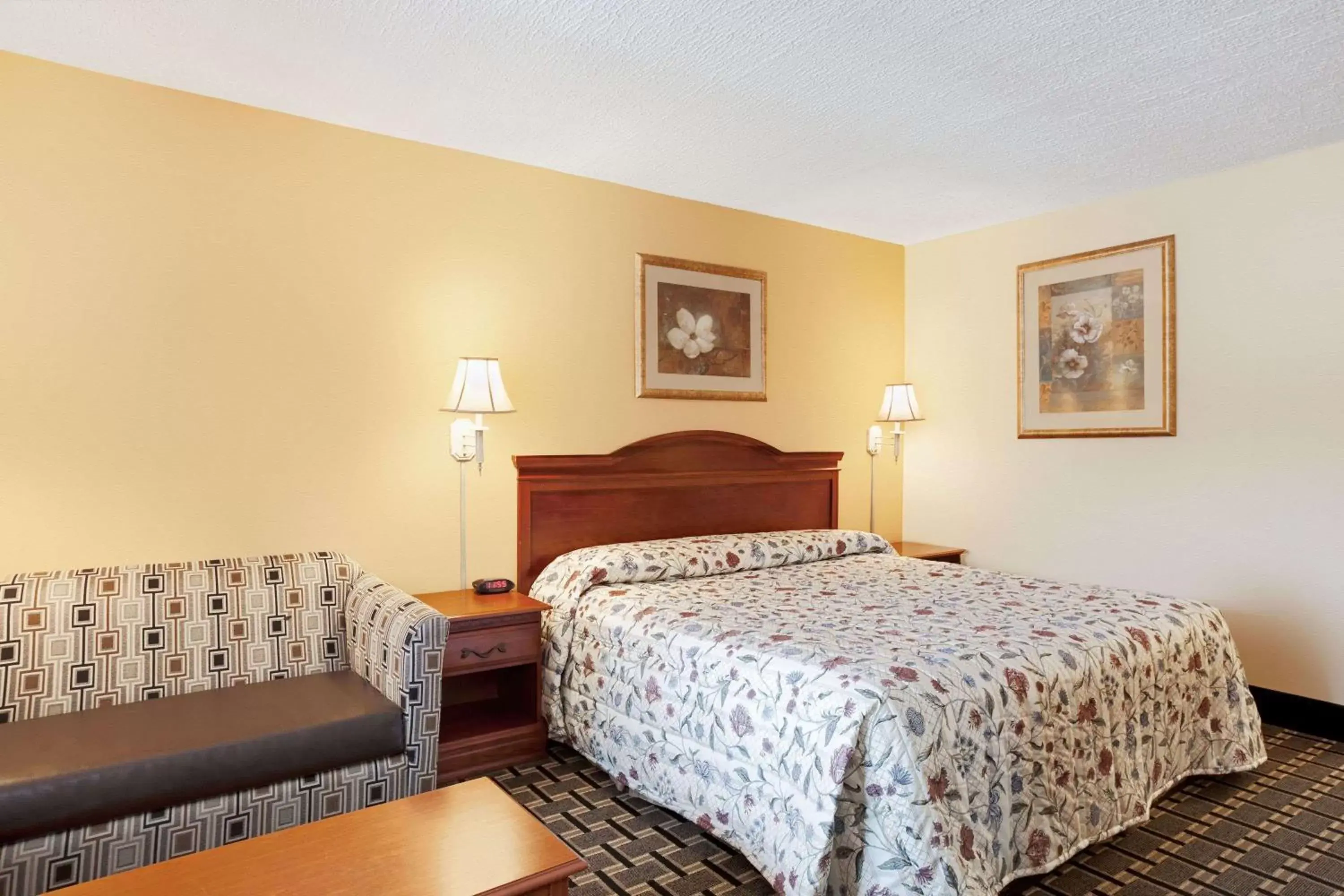 Photo of the whole room, Bed in Knights Inn Mount Laurel