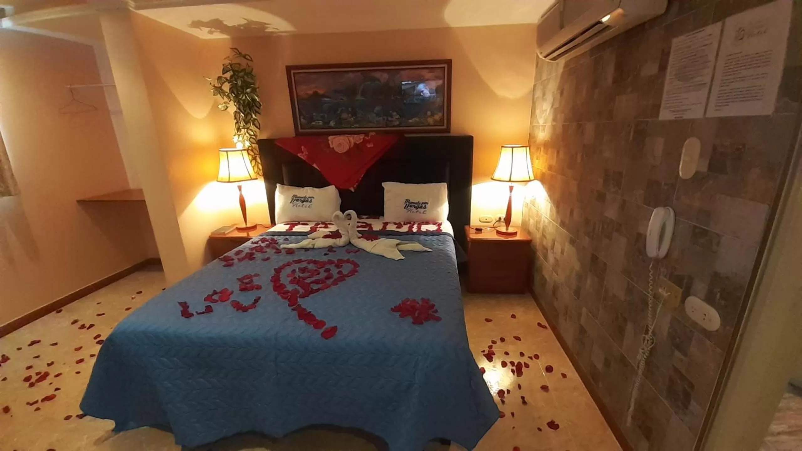 Bed in HOTEL MUEVETE POR VARGAS