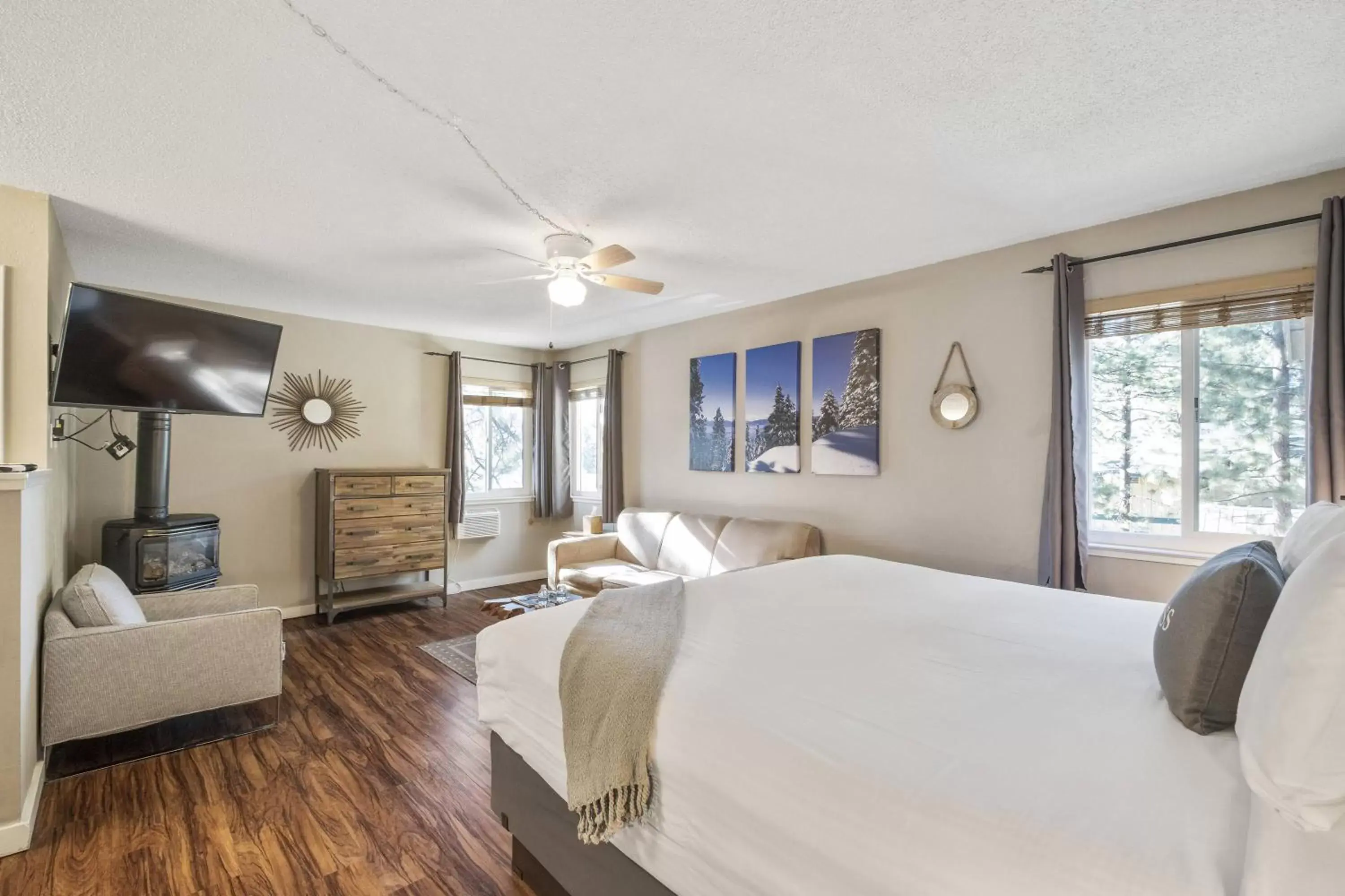 Photo of the whole room in Resthaven Tahoe Photo of the whole room in Resthaven Tahoe