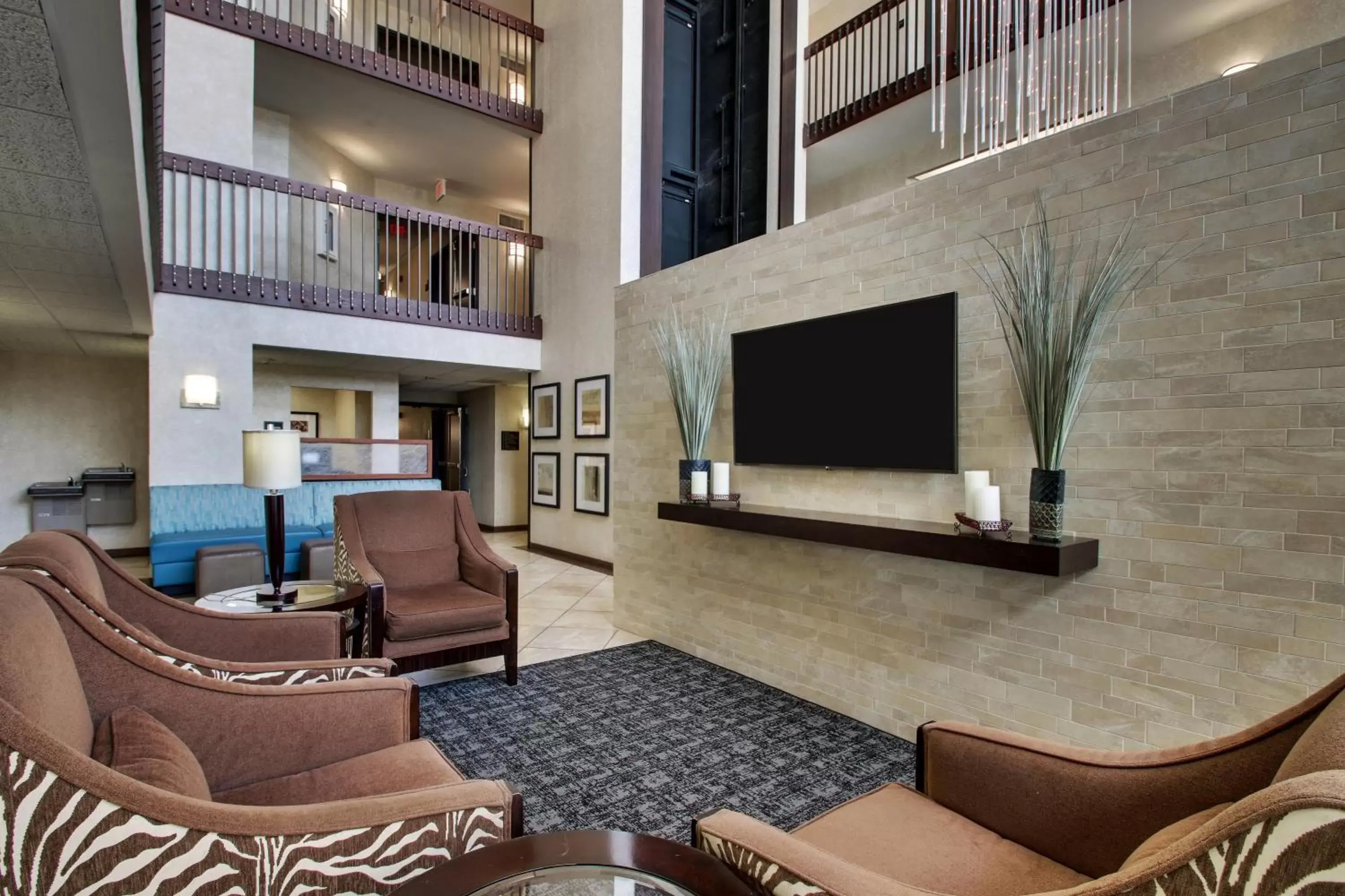 Communal lounge/ TV room, Seating Area in GreenTree Hotel - Houston Hobby Airport