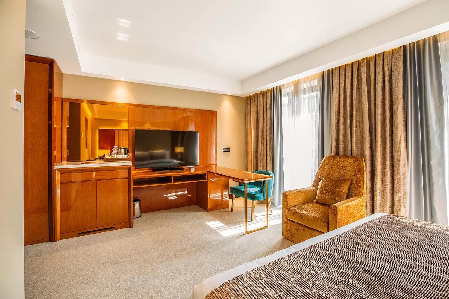 Living room, Bed in Marjan Plaza Hotel