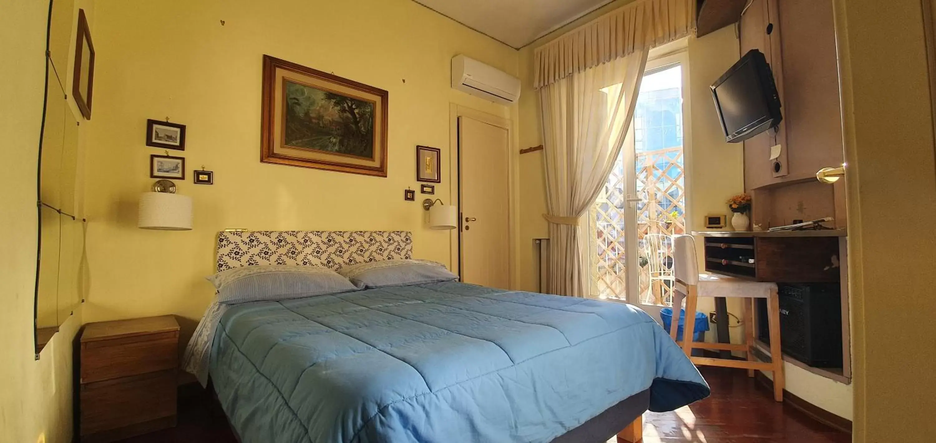 Photo of the whole room, Bed in La Casa Di Bruno Napoli