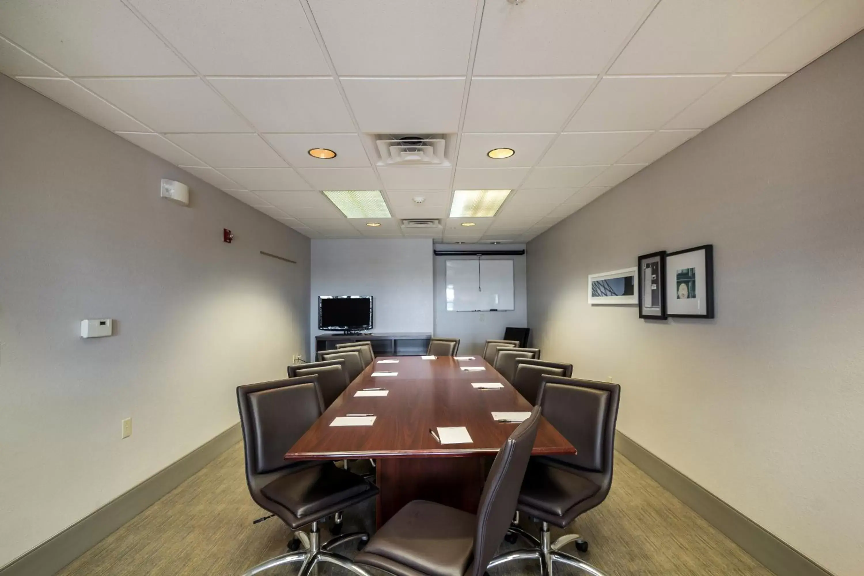 Meeting/conference room in Country Inn & Suites by Radisson, Fond du Lac, WI