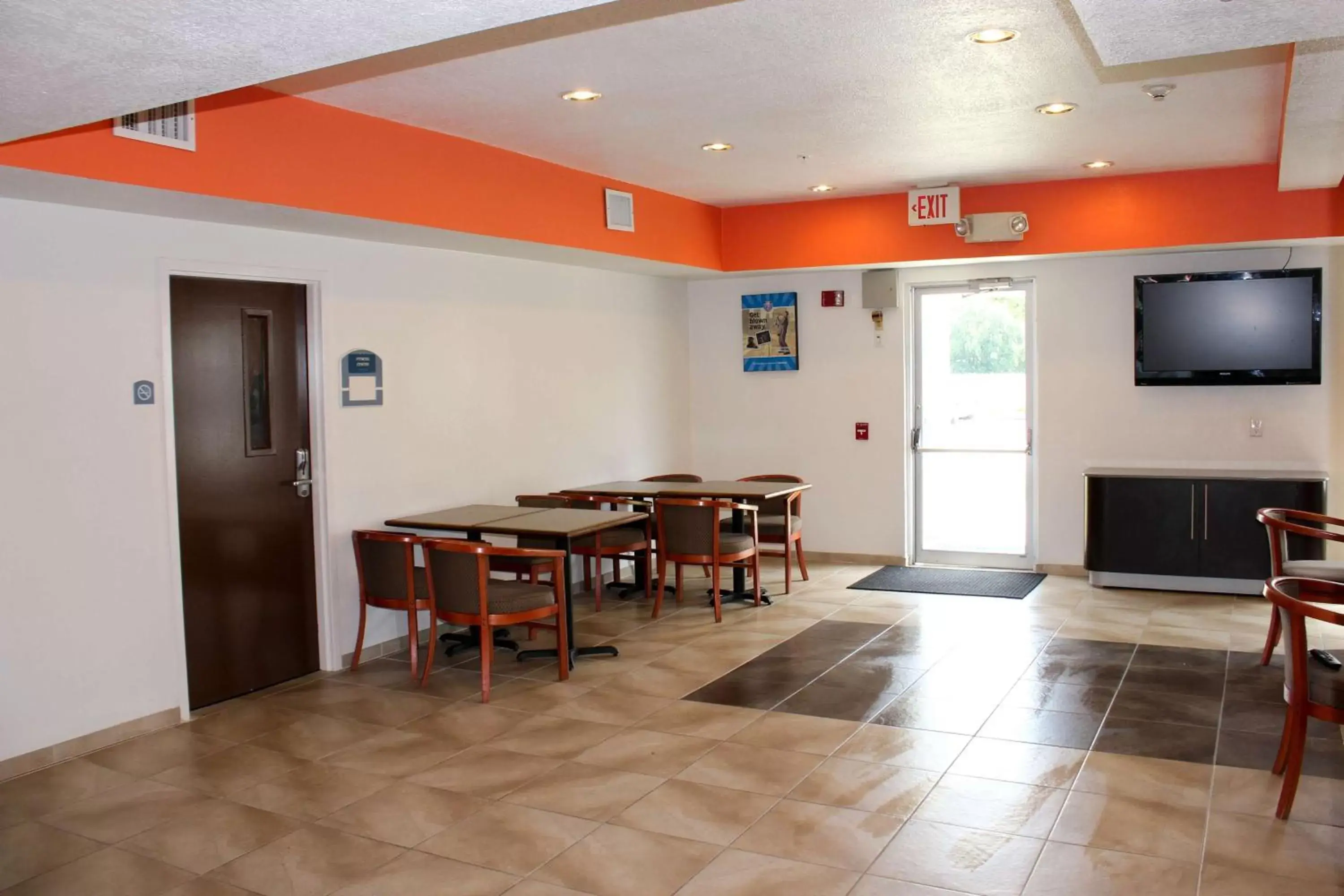 Communal lounge/ TV room, Lounge/Bar in Motel 6-Rosenberg, TX