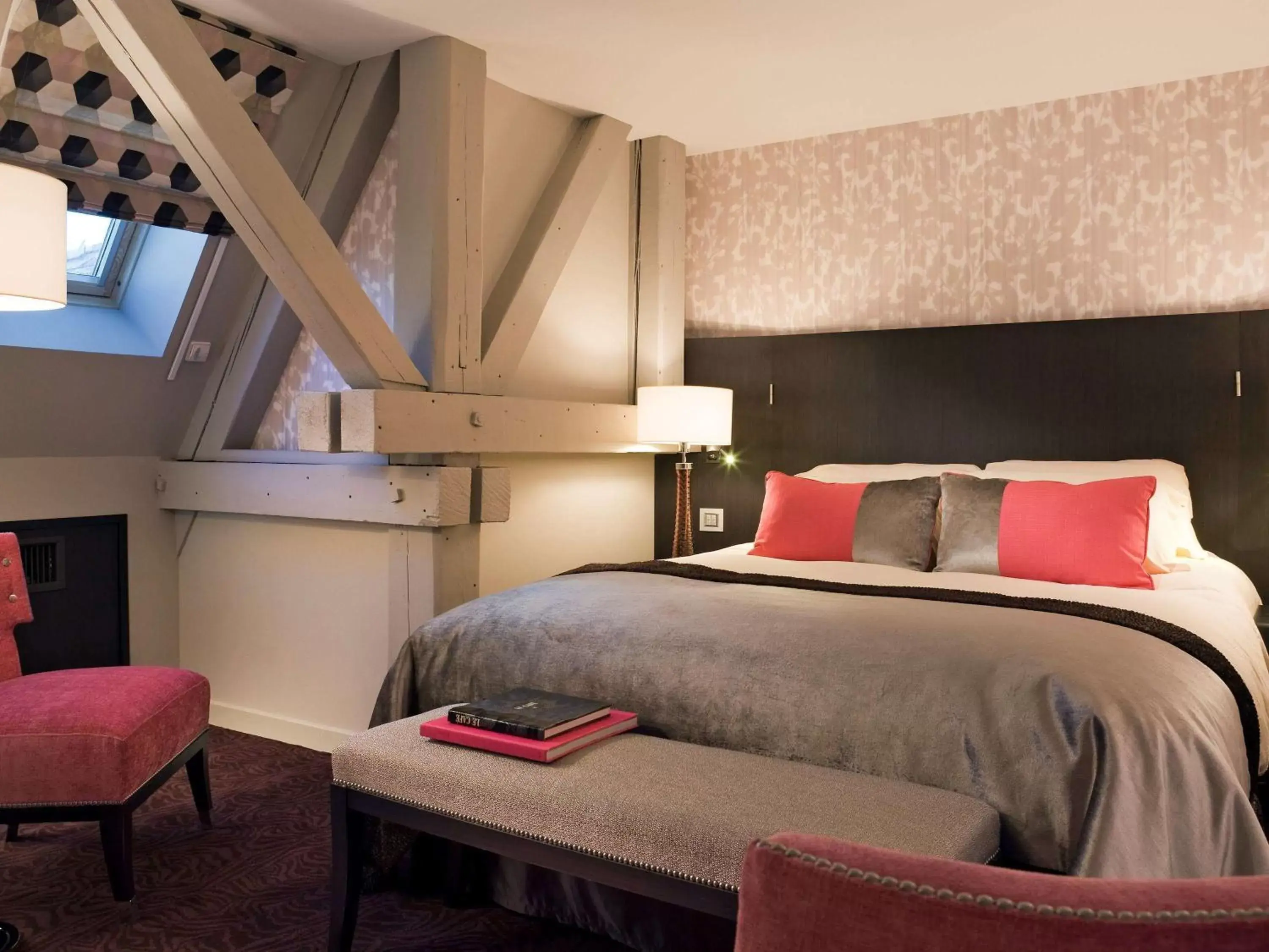 Bedroom, Bed in Grand Hotel La Cloche Dijon - MGallery