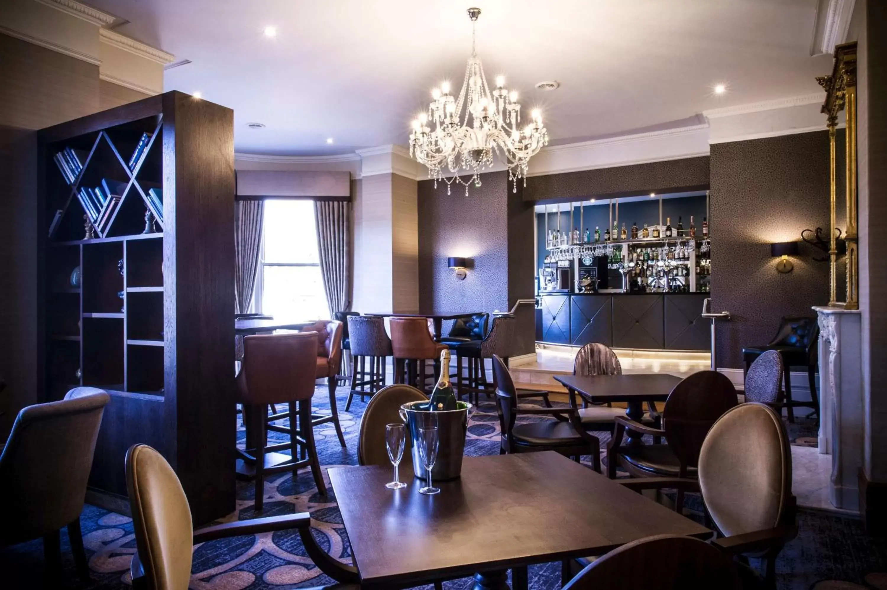 Lounge or bar, Restaurant/Places to Eat in DoubleTree by Hilton Cheltenham