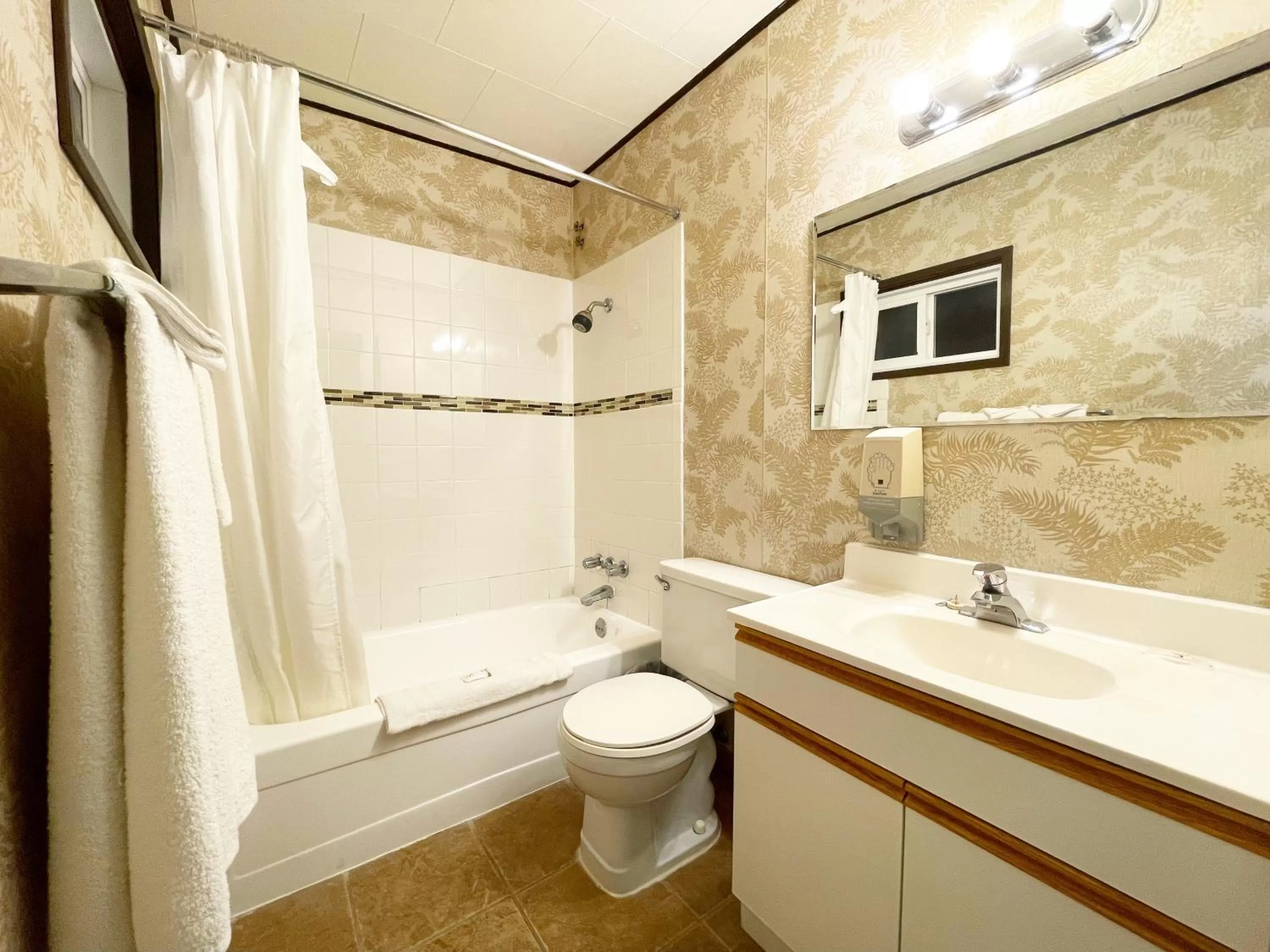 Bathroom in Valhalla Inn